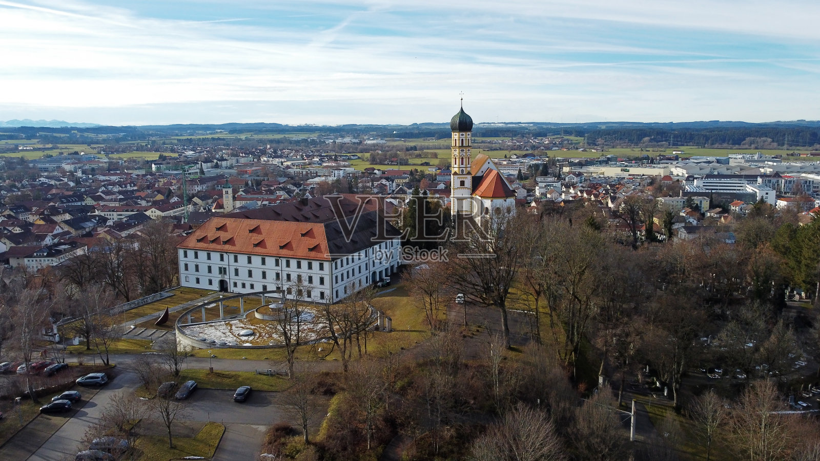 巴伐利亚州马克托伯多夫市圣马丁镇教区教堂的无人机鸟瞰图照片摄影图片
