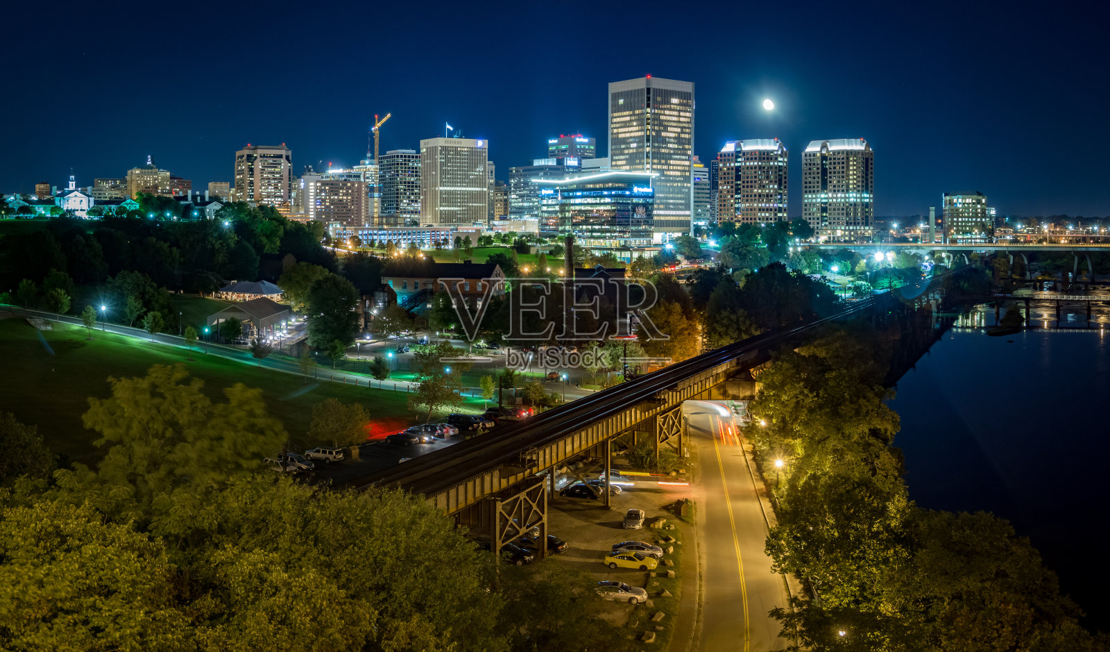 我们的小镇晚上很漂亮!照片摄影图片