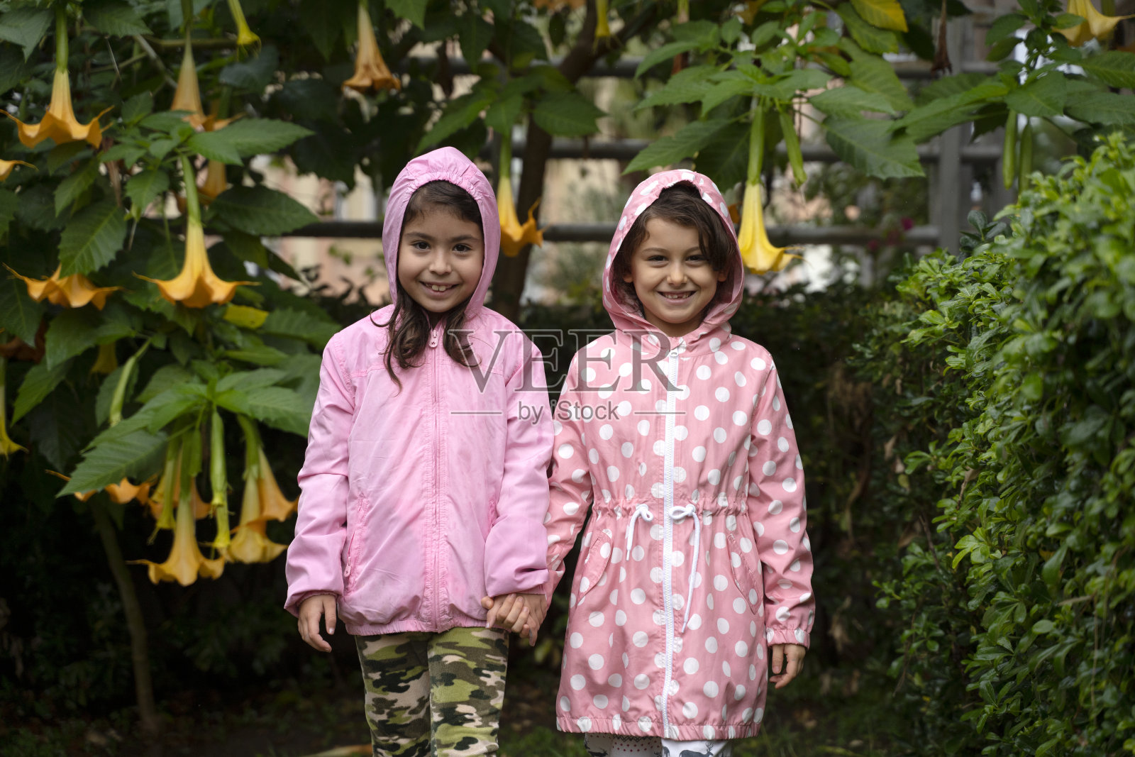 孩子们在享受雨照片摄影图片