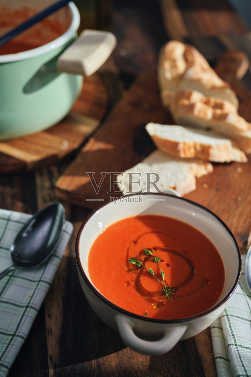 美味的番茄汤配橄榄油和百里香照片摄影图片