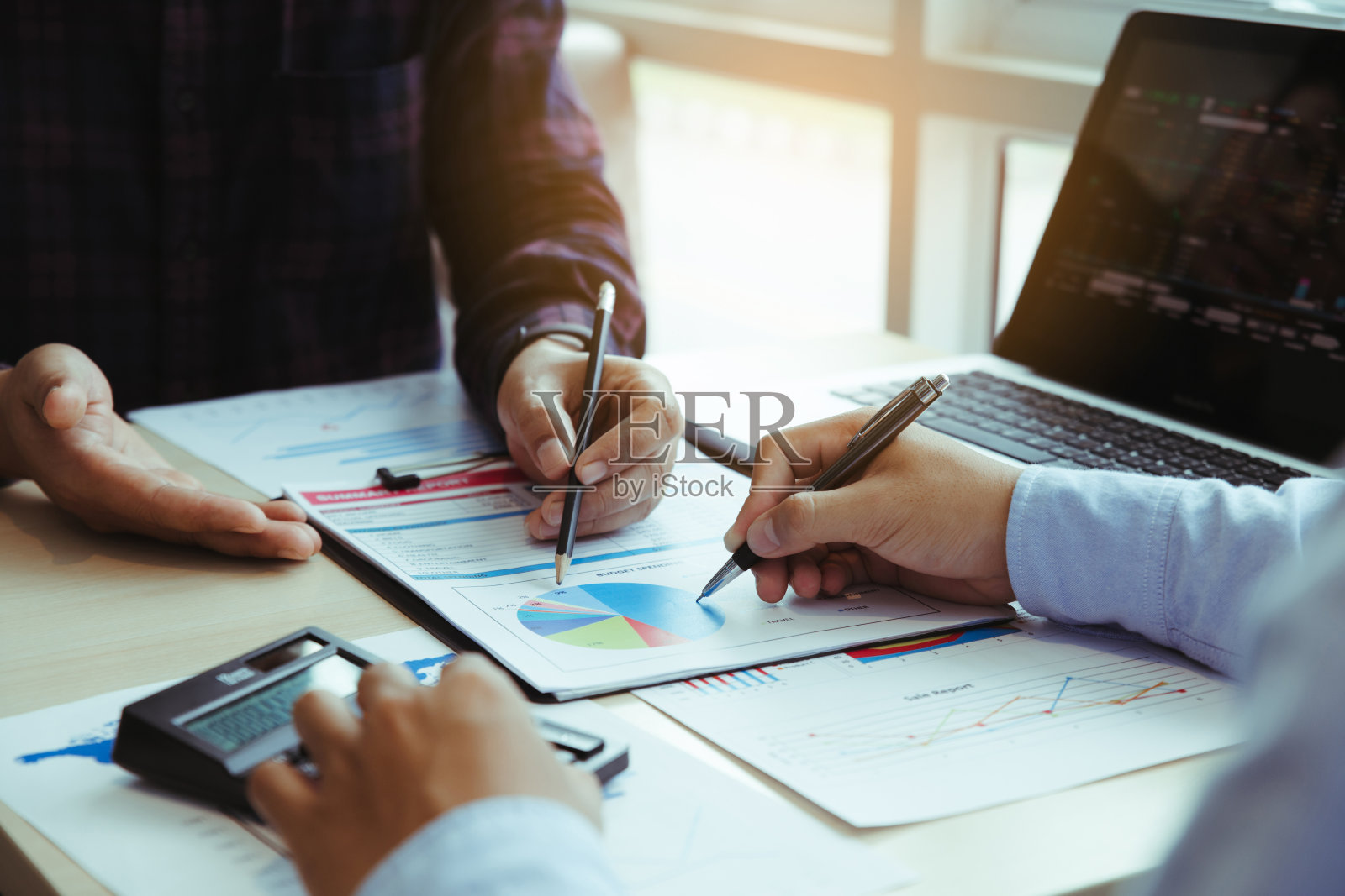 商务会议的时间。商务人员在会议室桌上分析成本图表。业务规划照片摄影图片