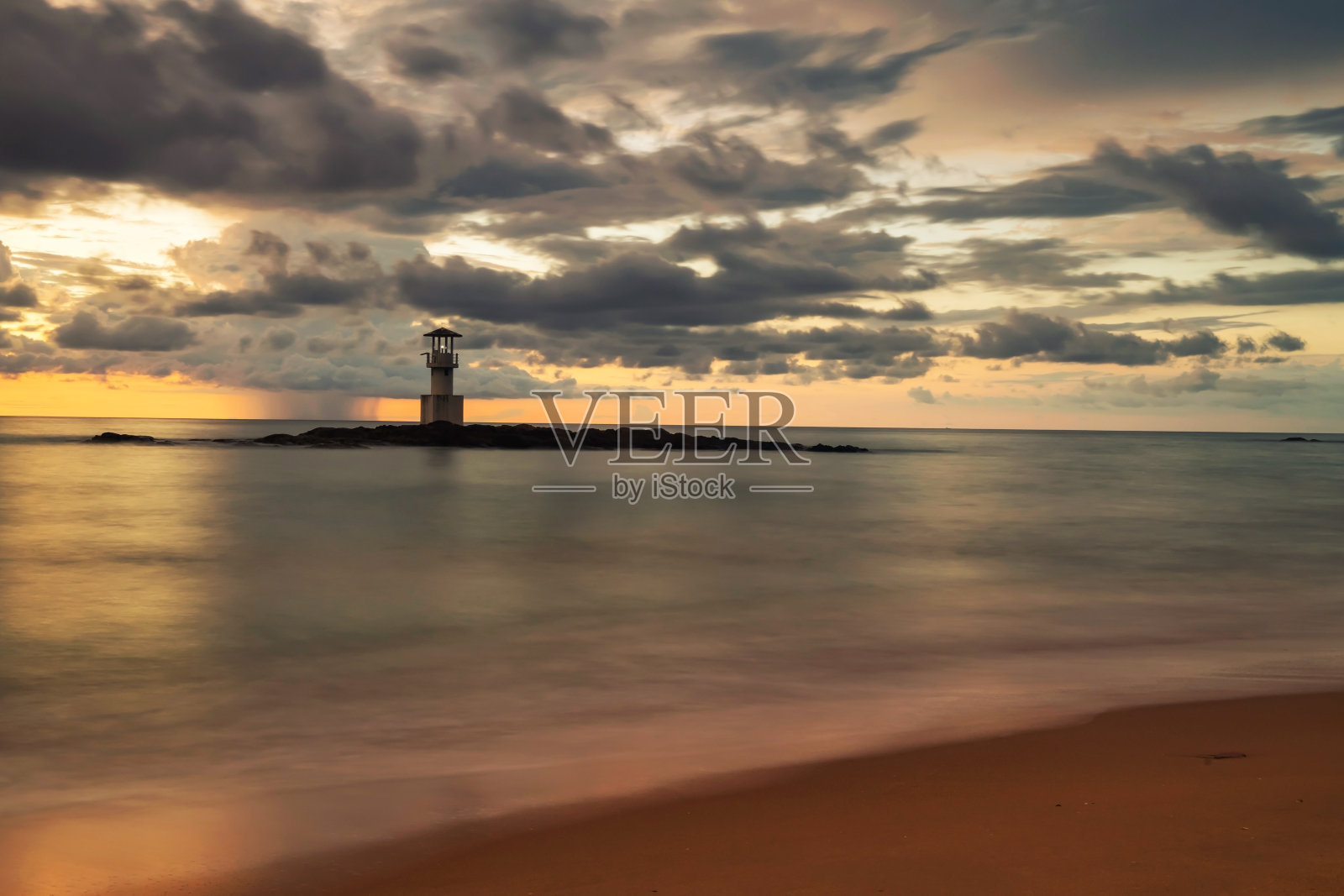 剪影灯塔灯塔塔的建设，以对抗运动的海浪，云在南通海滩，Khaolak，攀雅，泰国。著名的海景旅游目的地。照片摄影图片