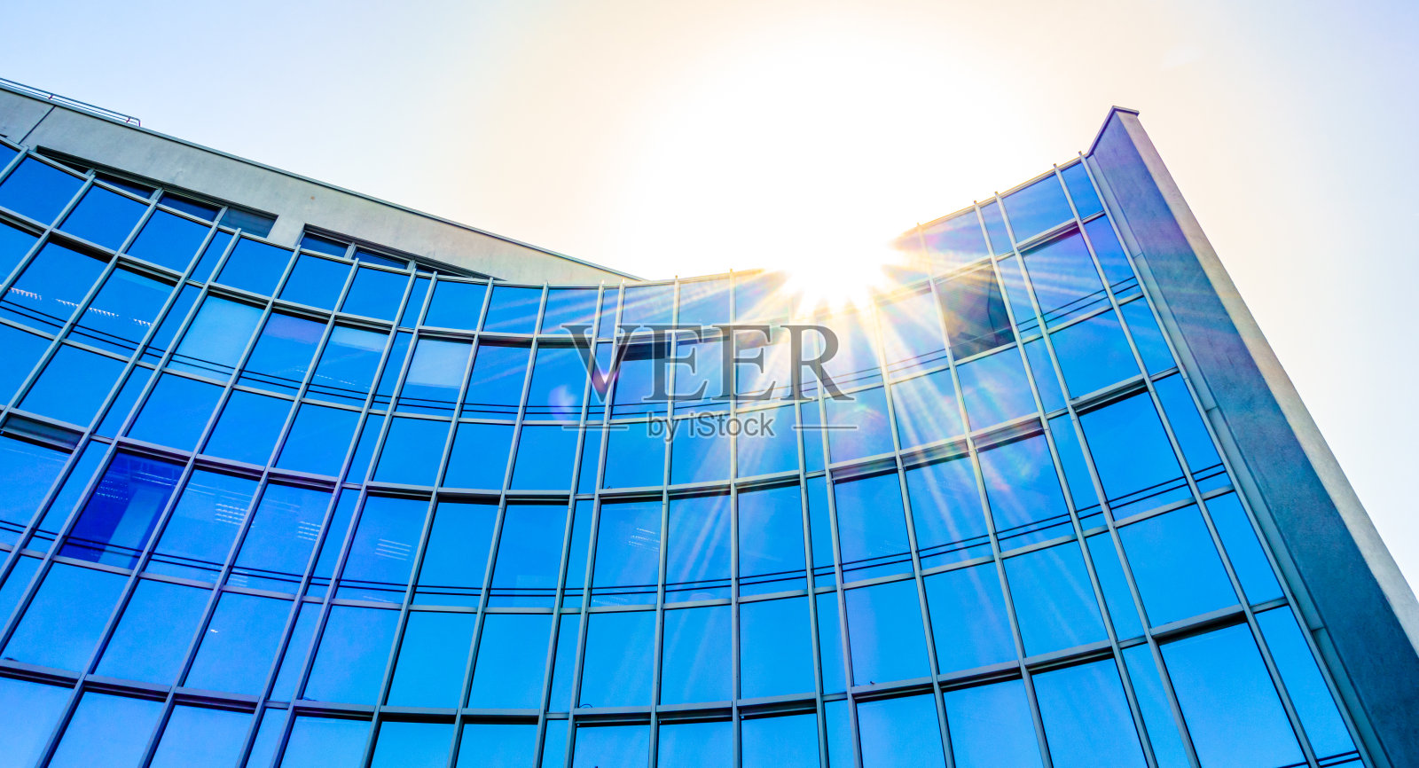 具有倒影的现代办公建筑照片摄影图片