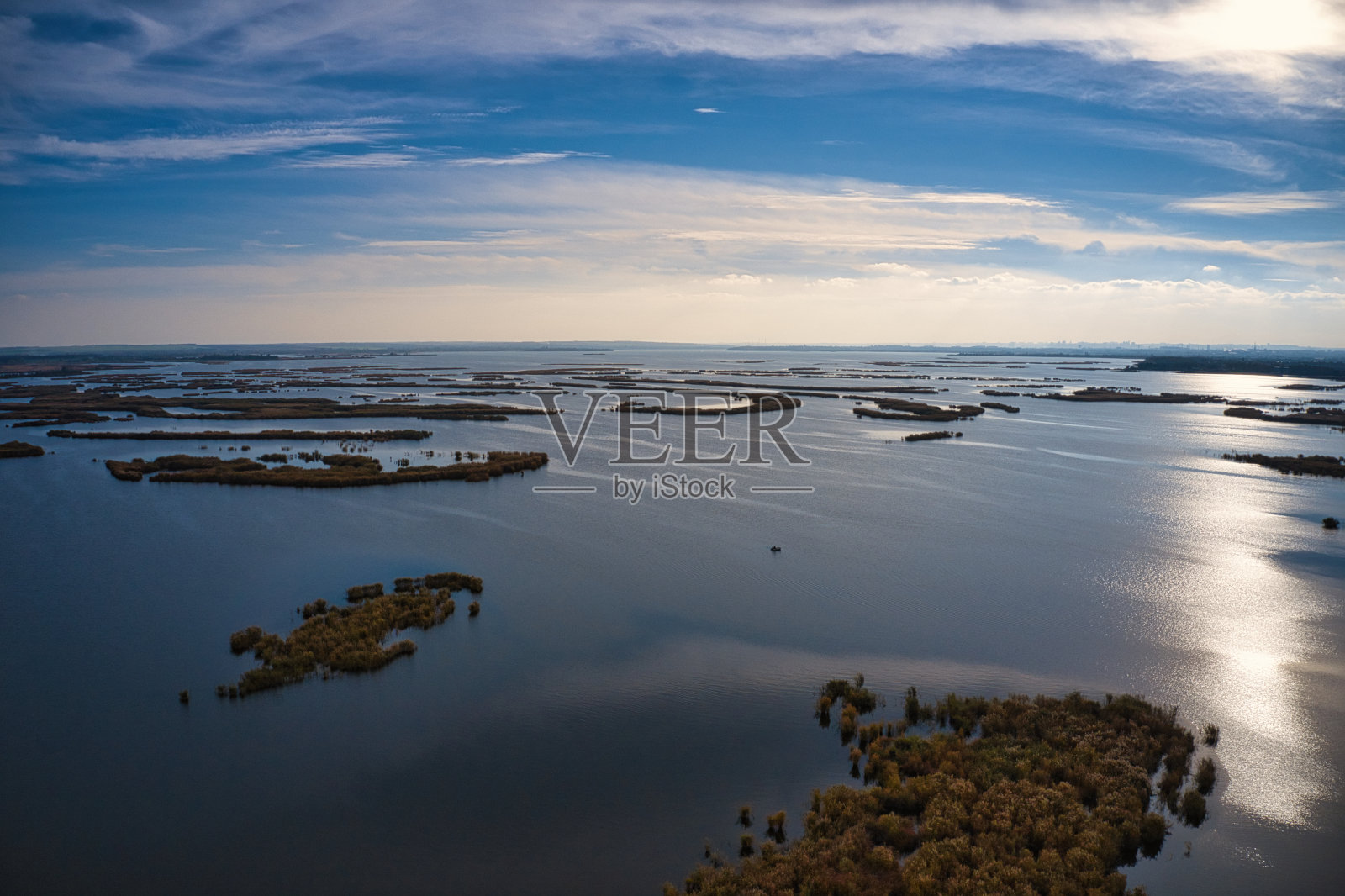 傍晚的光线下，萨马拉河上的第聂伯河奔腾不息照片摄影图片