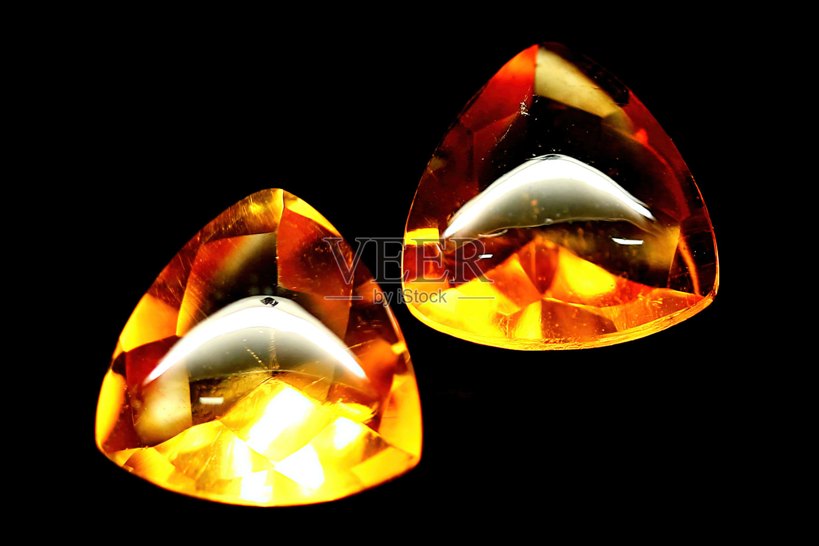 黑色背景上的天然黄柠檬黄照片摄影图片