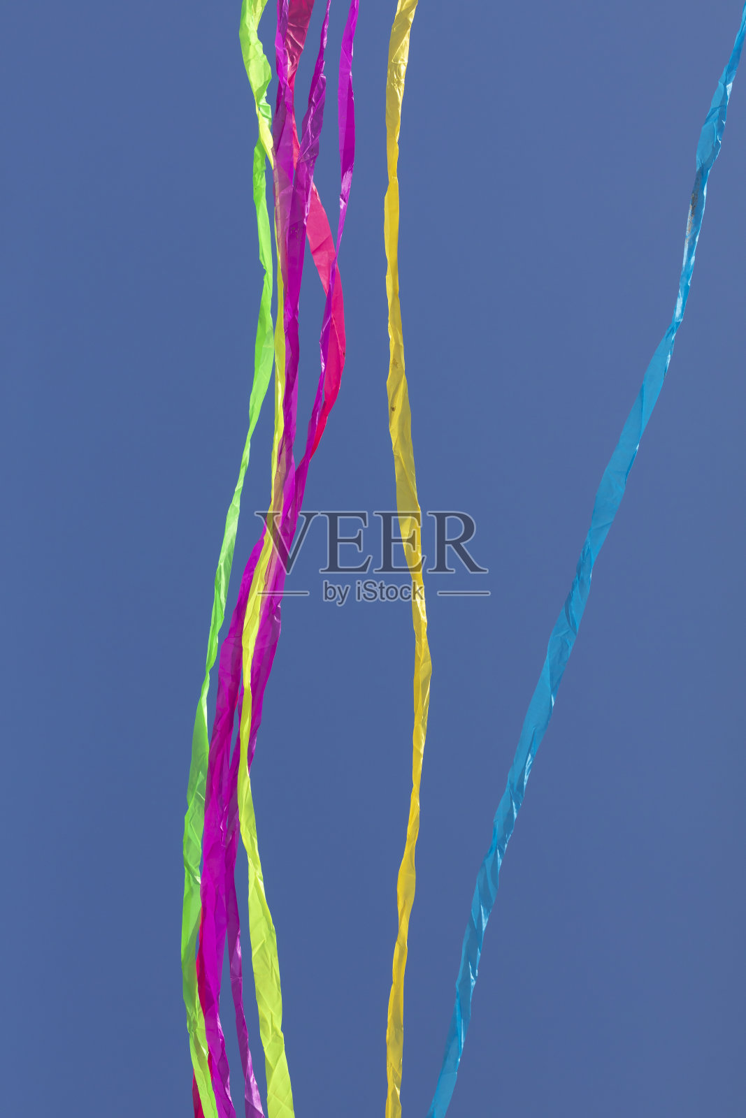 彩色的丝带和线条，漂浮在平淡的背景上。照片摄影图片