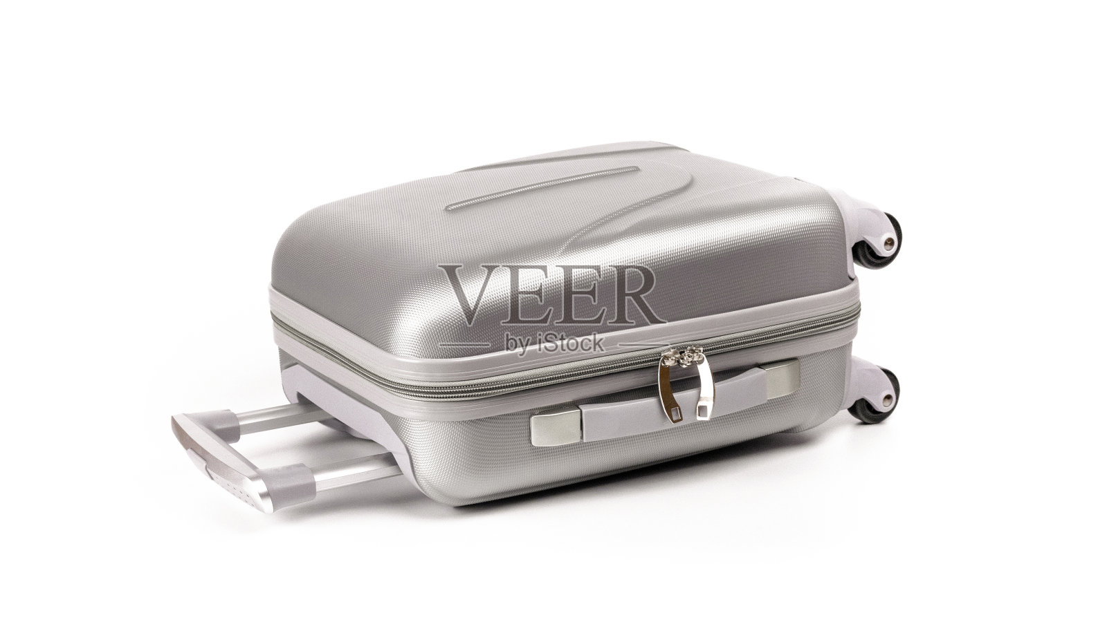 袋旅行。银色旅行塑料旅行箱或度假行李包孤立在白色背景。复印空间的暑假和商务旅行的概念。照片摄影图片