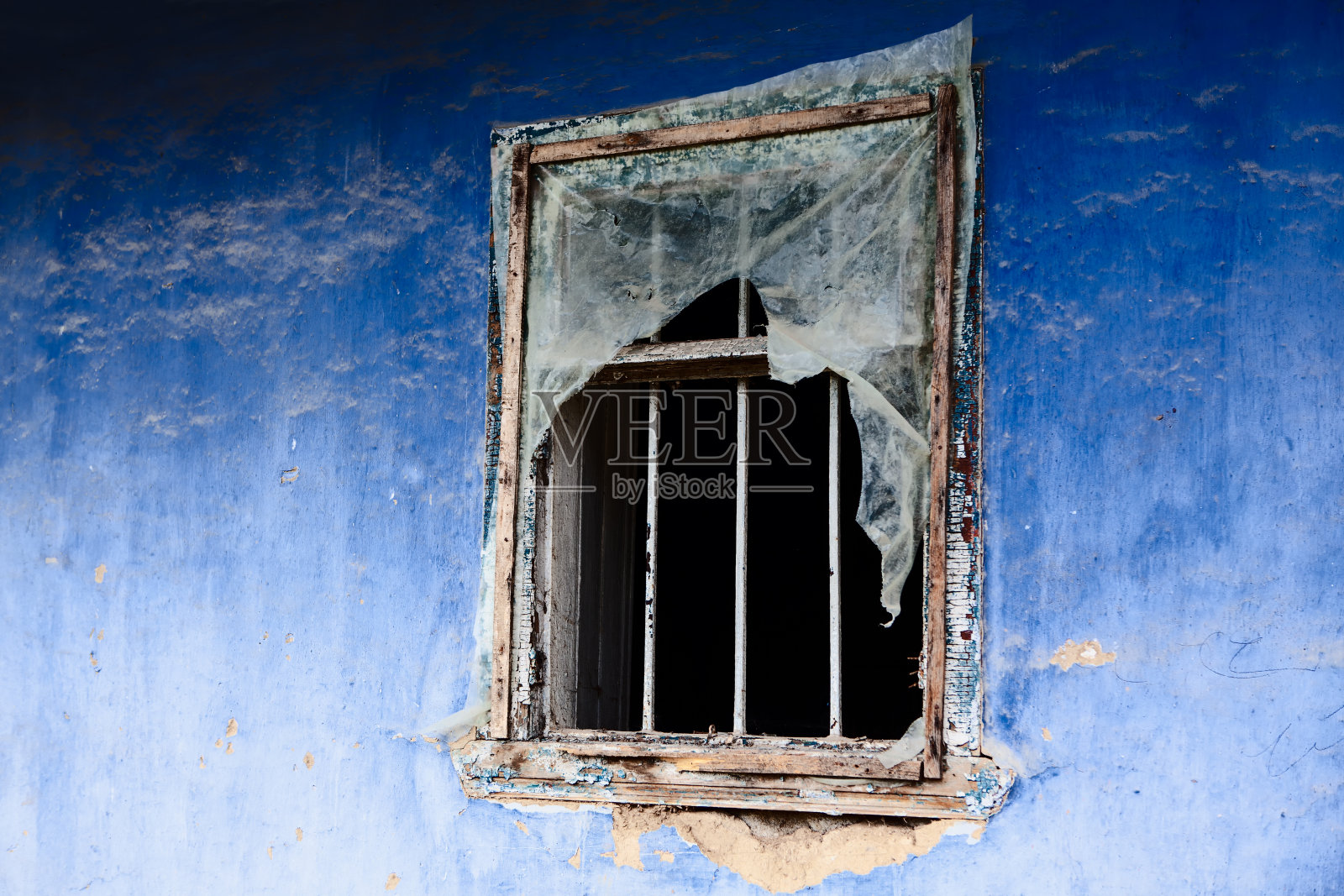 蓝色的墙和旧窗户照片摄影图片