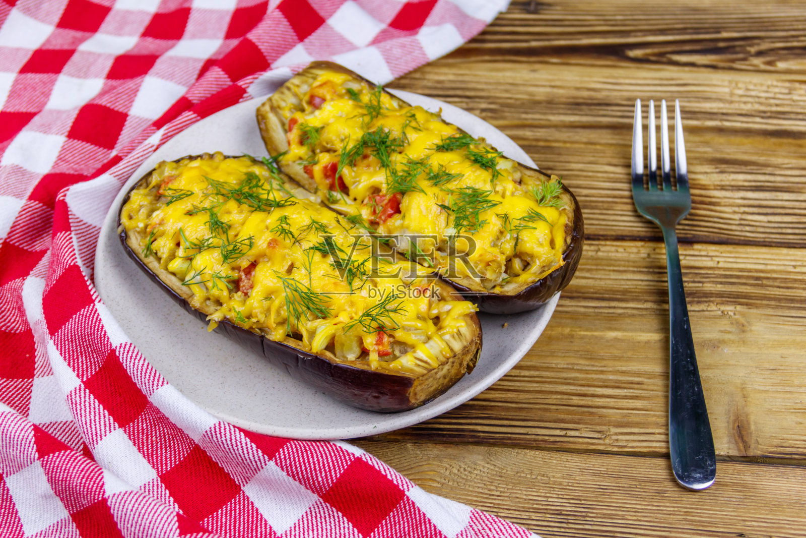 木桌上的烤馅茄子。健康饮食与节食观念照片摄影图片