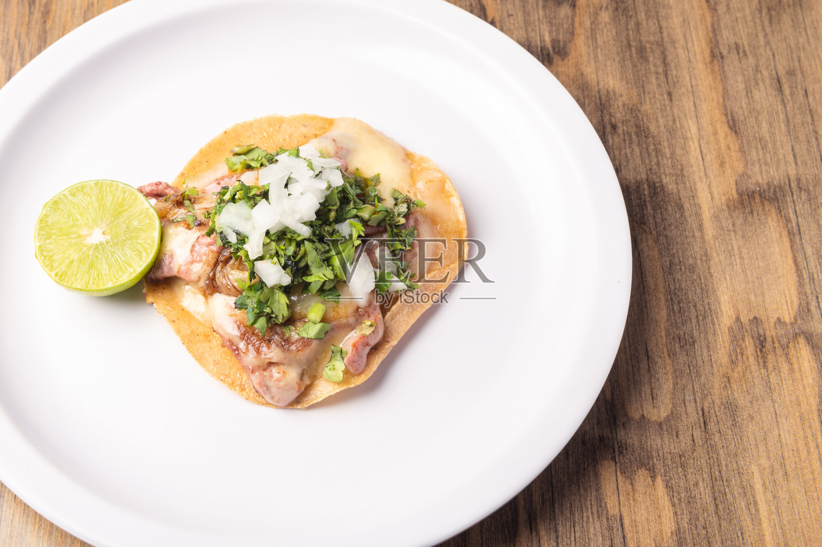 墨西哥食物的背景。墨西哥食物。木桌上的墨西哥美食概念。传统的墨西哥食物。炸玉米饼照片摄影图片