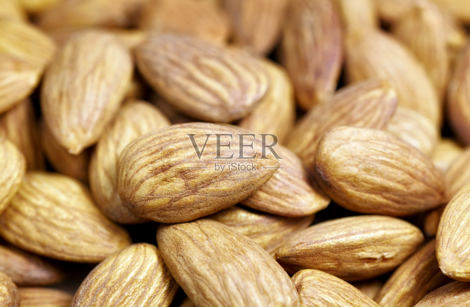 近距离观察杏仁，选择性聚焦。照片摄影图片