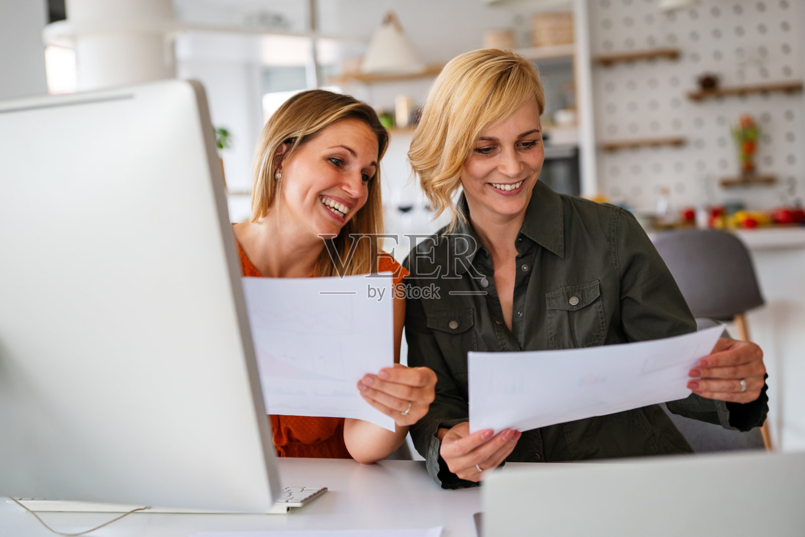 创业办公室团队头脑风暴会议概念照片摄影图片