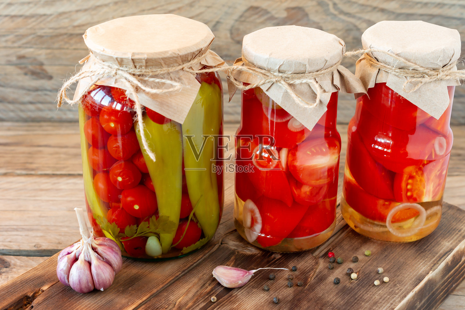 自制的番茄保存在玻璃罐中，白色柳条篮子在木制背景照片摄影图片