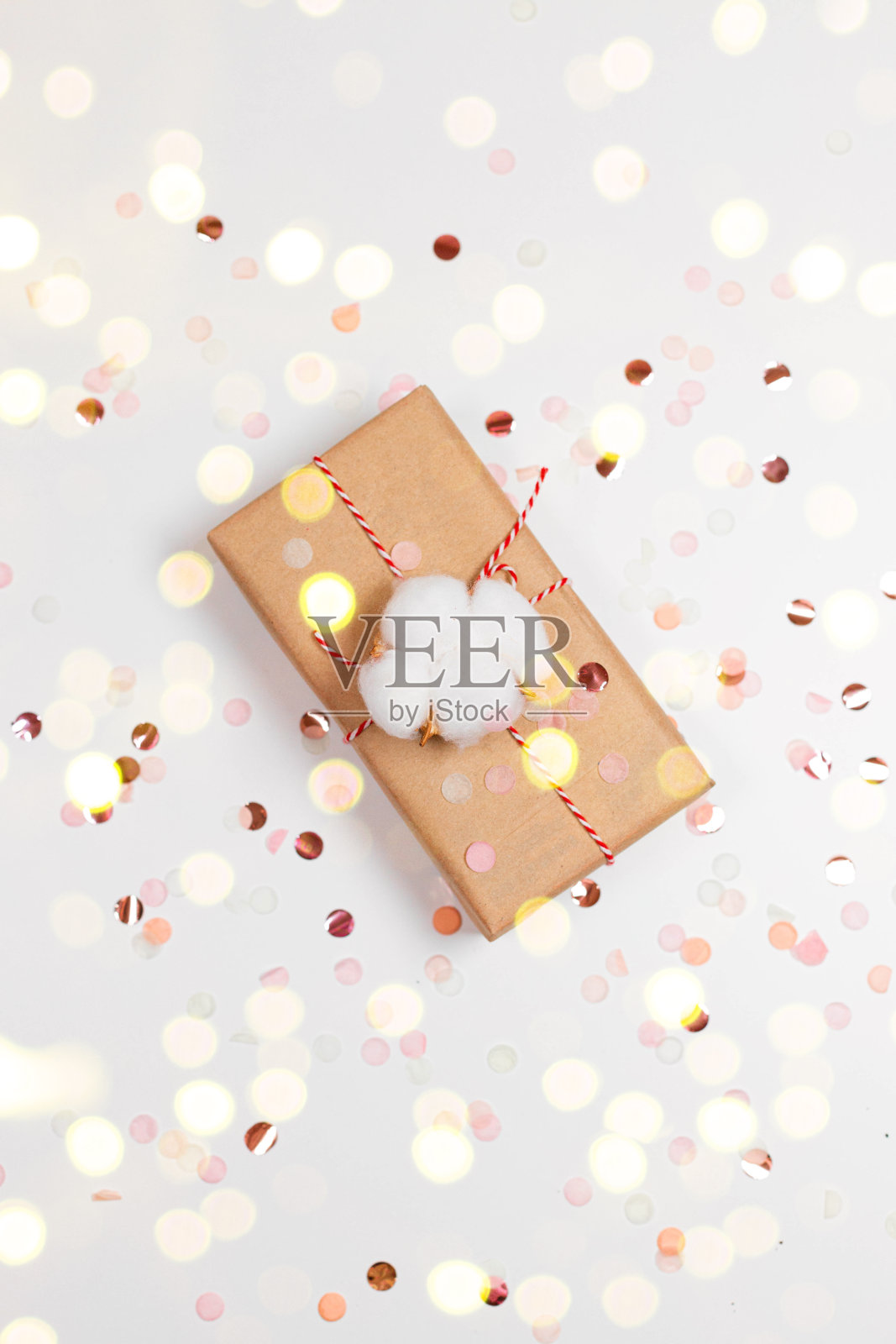 圣诞礼盒与金色蝴蝶结，金色彩灯在白色水平背景与拷贝空间。平躺，俯视图。照片摄影图片