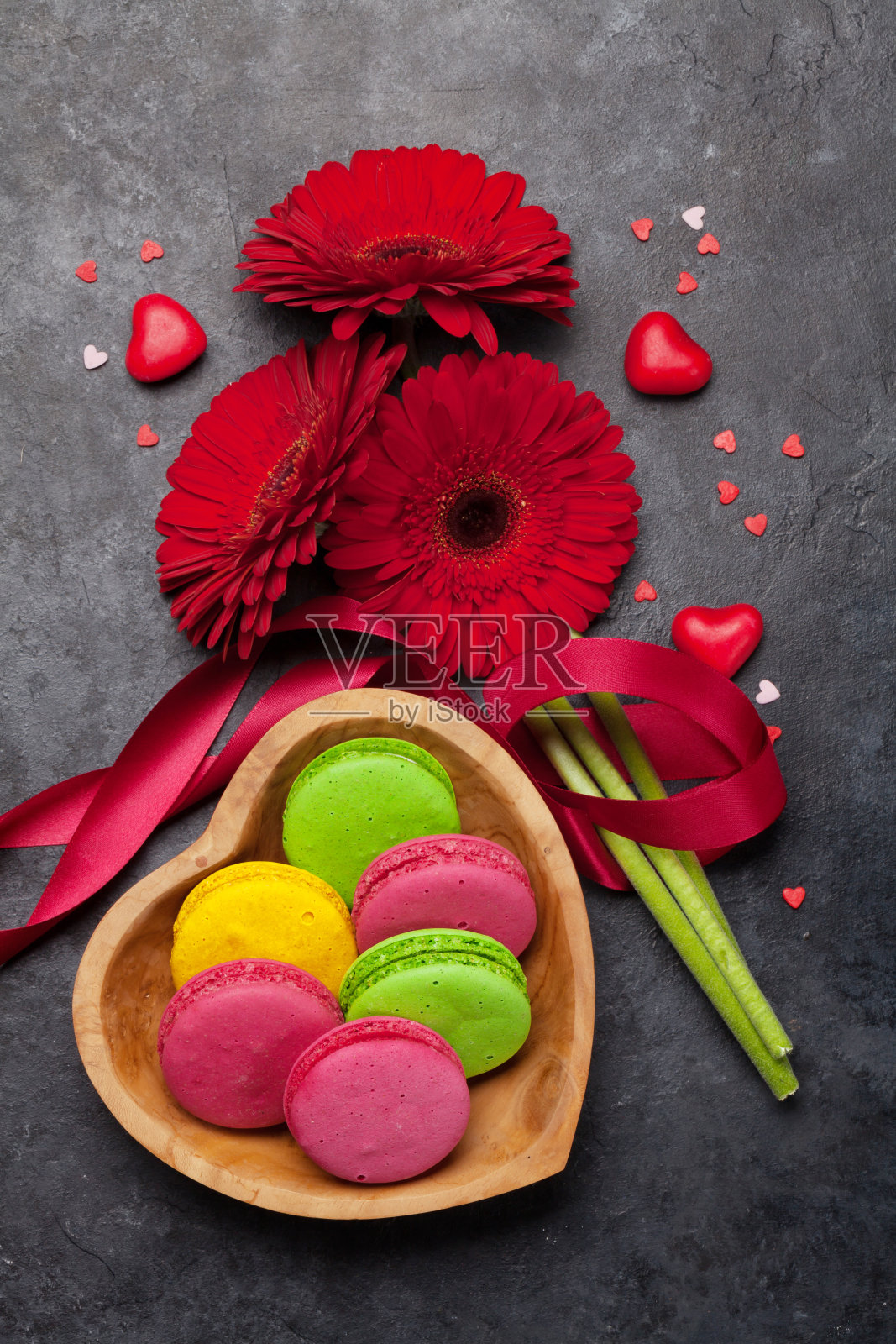 有杏仁饼干和鲜花的情人节卡片照片摄影图片