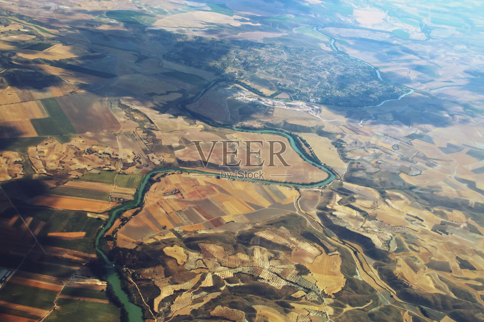 塔霍河流经伊拉那(瓜达拉哈拉)和埃斯特雷梅拉水库。照片摄影图片