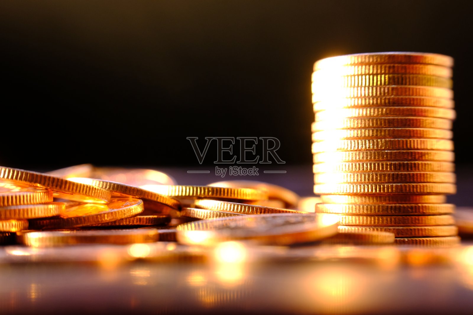 近距离的硬币在黑色的背景照片摄影图片