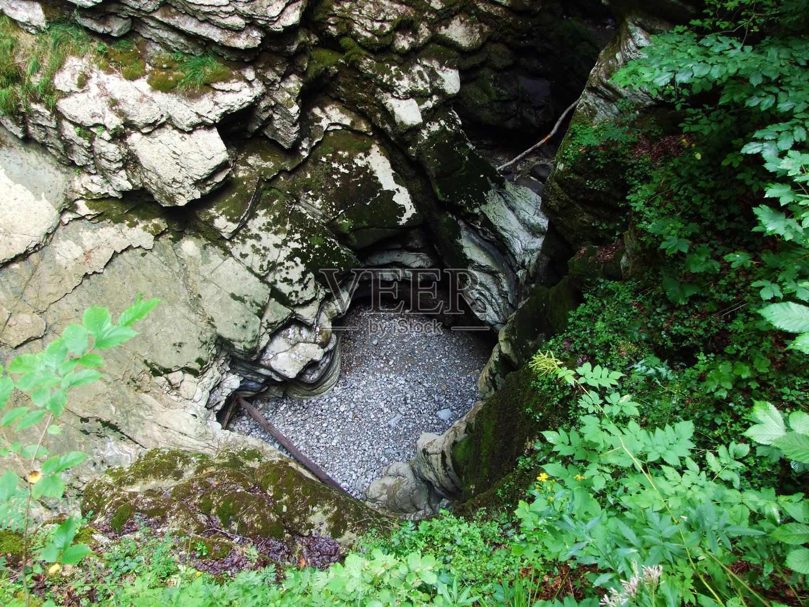 图尔瀑布干燥的夏季悬崖或Thurwasserfälle oder Thurfälle (Thurfaelle或Thurfalle)图尔河上的Obertoggenburg地区，Unterwasser - Canton of St. Gallen, Switzerland照片摄影图片