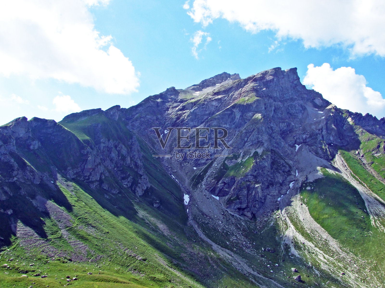 阿尔卑斯山脉位于纳夫科夫峰的纳夫塔尔和萨米纳塔尔山谷以及列支敦士登境内的阿尔卑斯山脉照片摄影图片