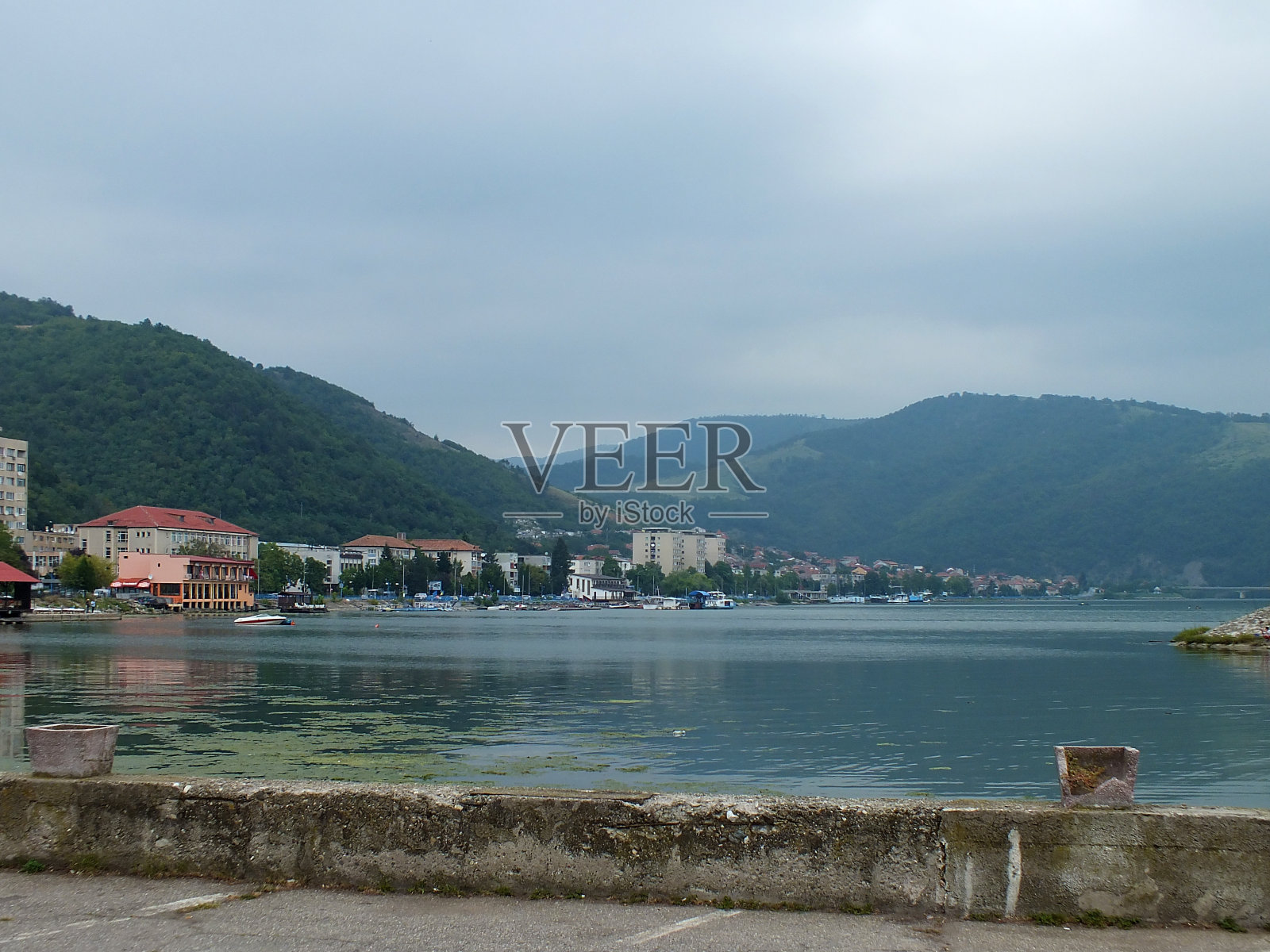 水沿着城市流动照片摄影图片