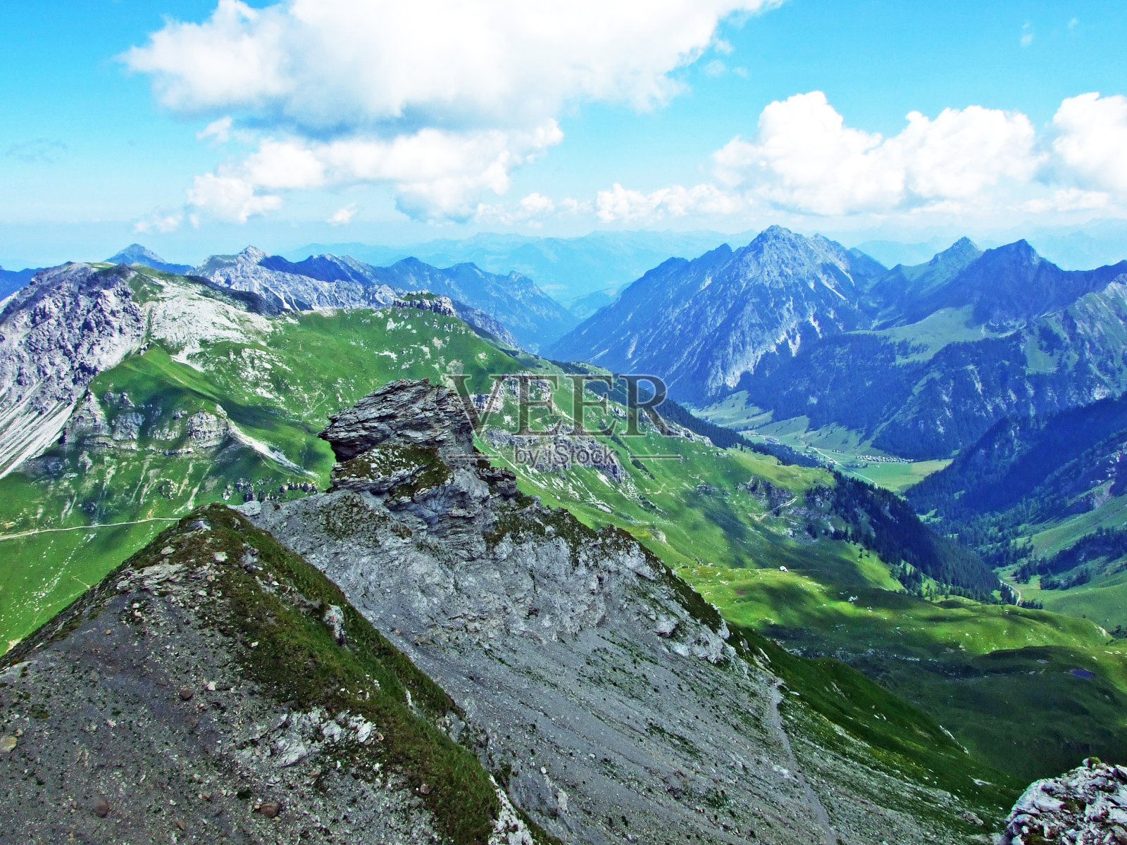 从列支敦士登阿尔卑斯-施泰格的纳夫科普夫峰俯瞰甘perdonatal阿尔卑斯山谷和奥地利阿尔卑斯山照片摄影图片