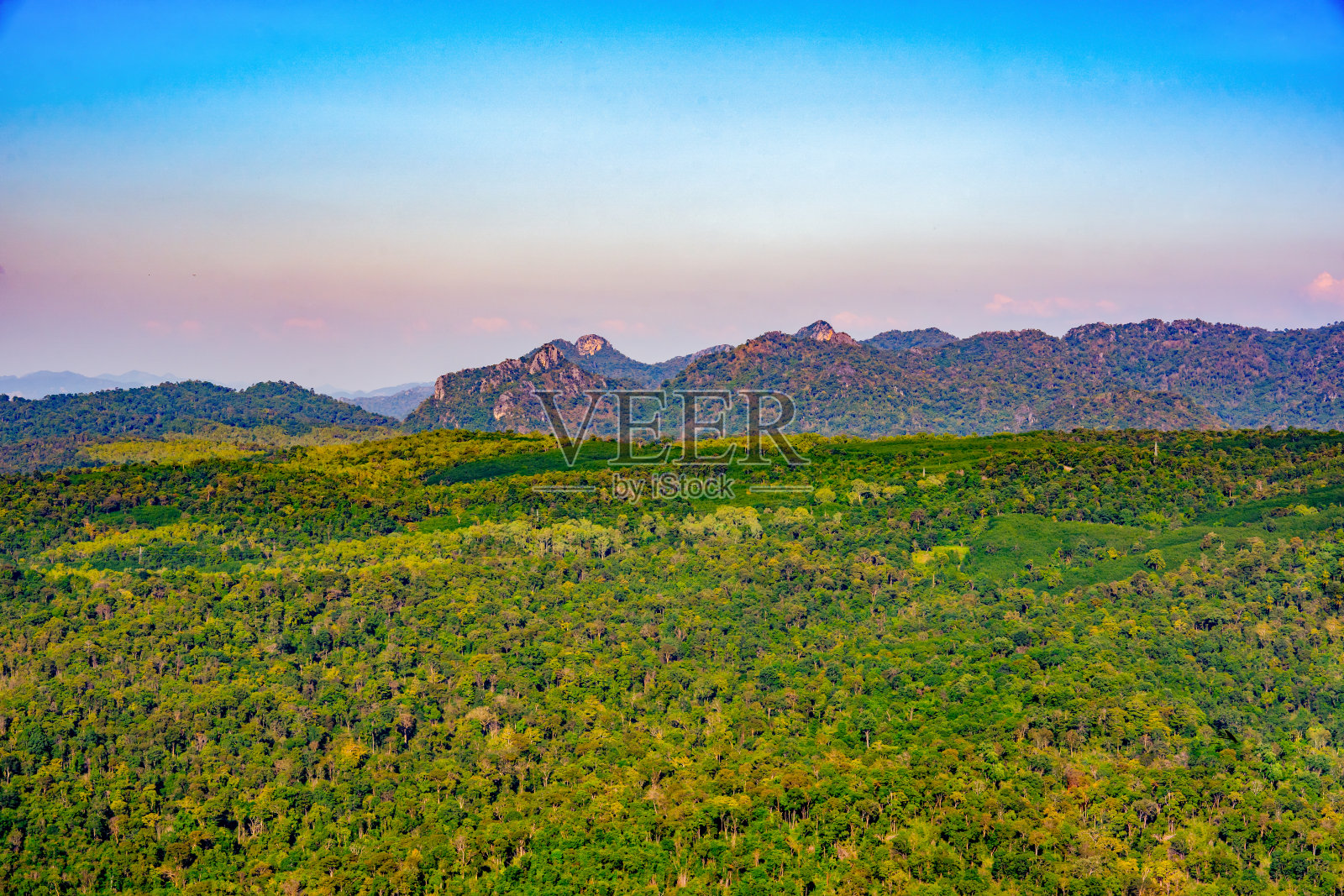 山上的森林和蓝天的背景，阳光在天空晴朗的云，绿色的森林和河流在陆地上，美丽的景观在公园刷新生活照片摄影图片