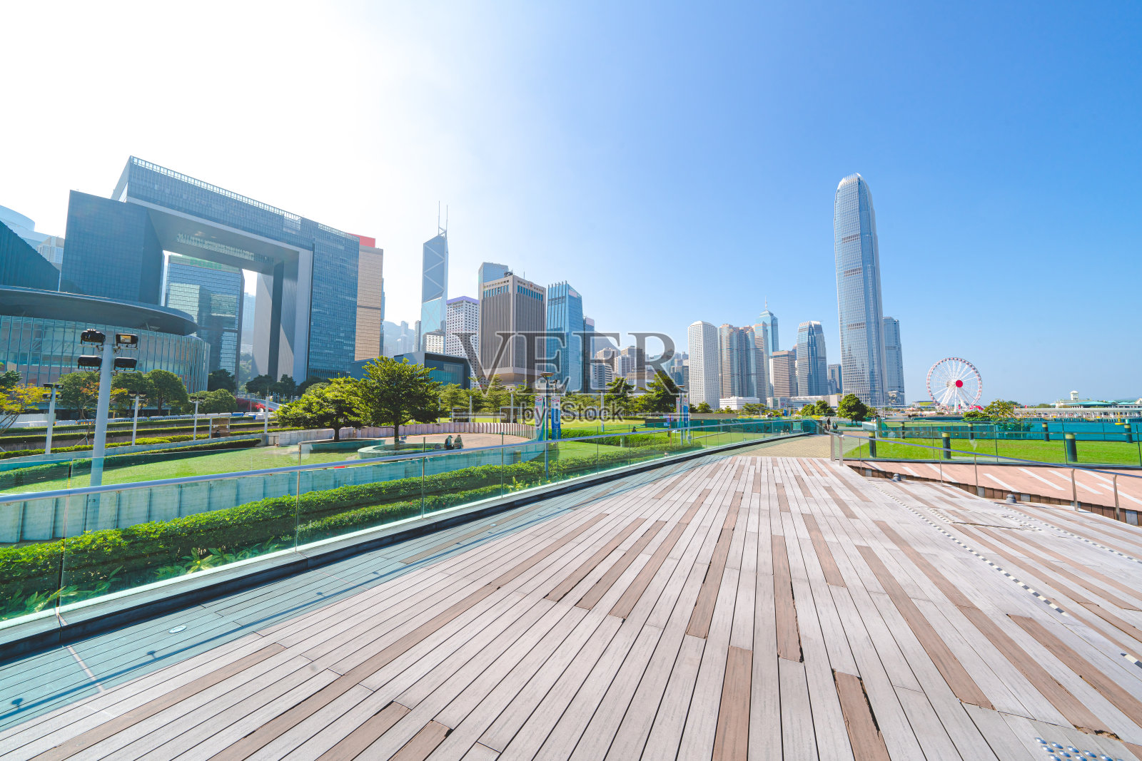 穿过香港绿色办公大楼的砖砌步道照片摄影图片