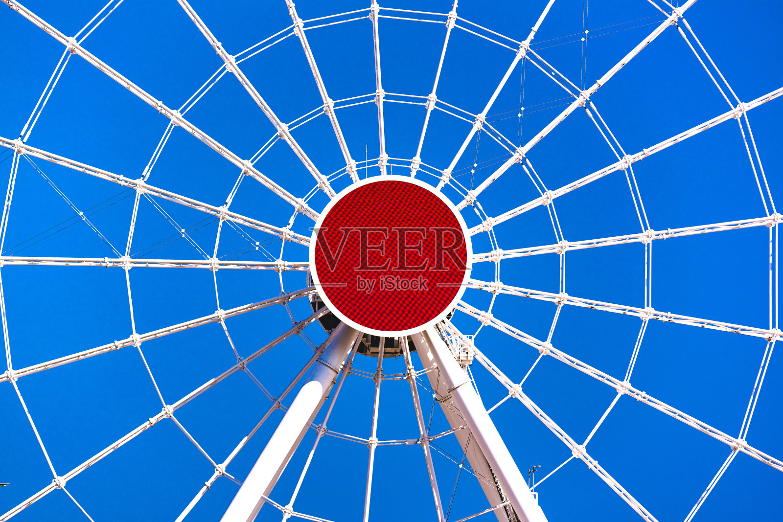 摩天轮对着蓝天的特写照片摄影图片