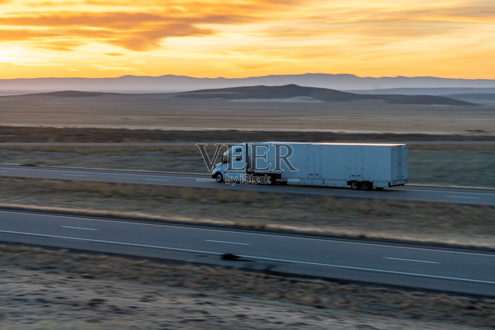 双向高速公路上的长途半挂卡车照片摄影图片