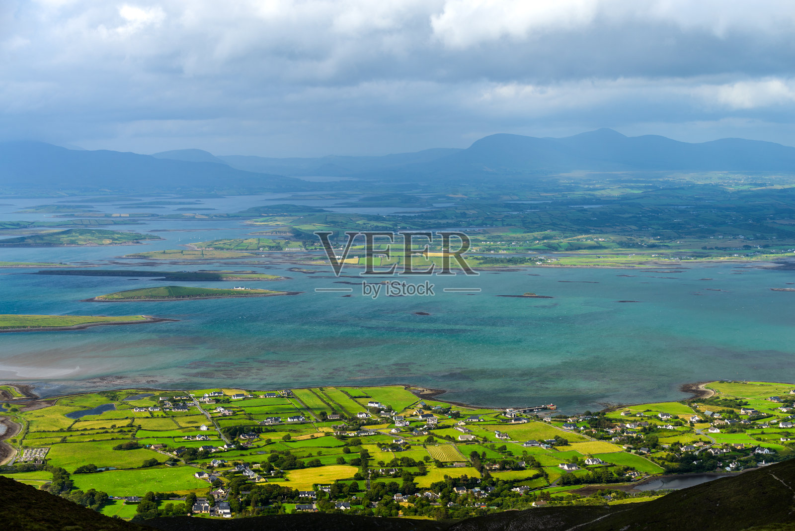 从克罗·帕特里克山顶俯瞰，令人惊叹的景色照片摄影图片