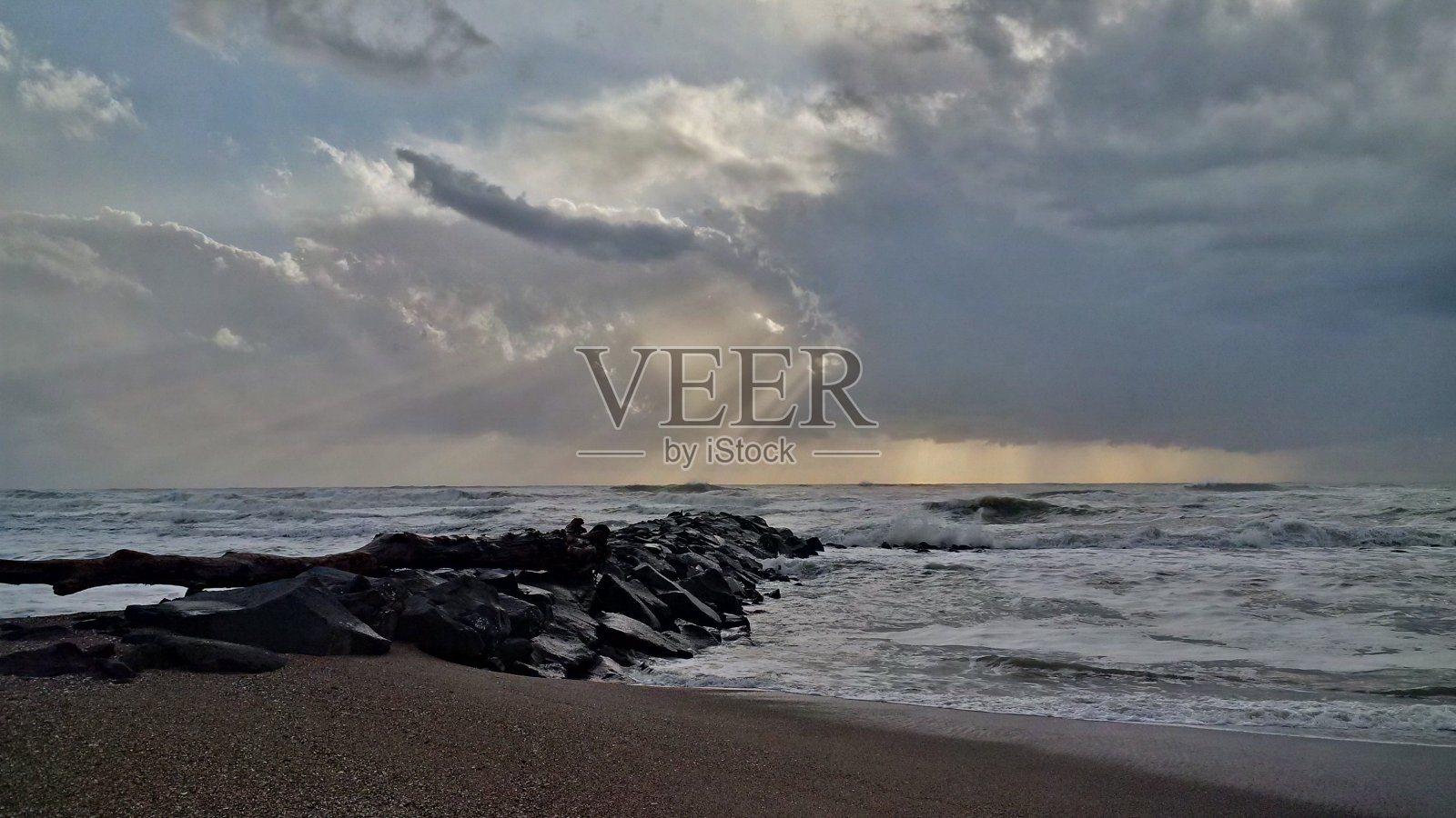 冬天的大海和阳光在云层中照射照片摄影图片