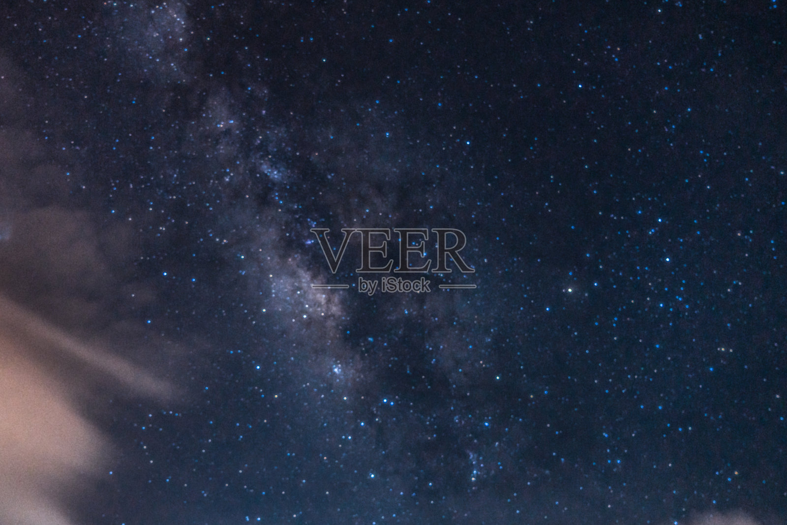 摘要银河在夜空中的夜晚时分照片摄影图片