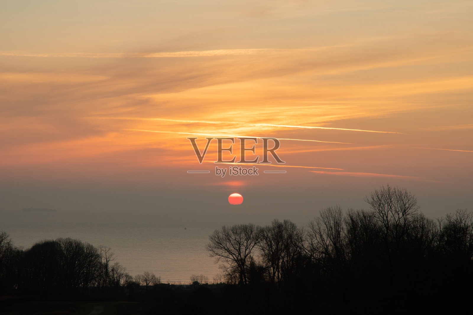 太阳从大西洋升起照片摄影图片