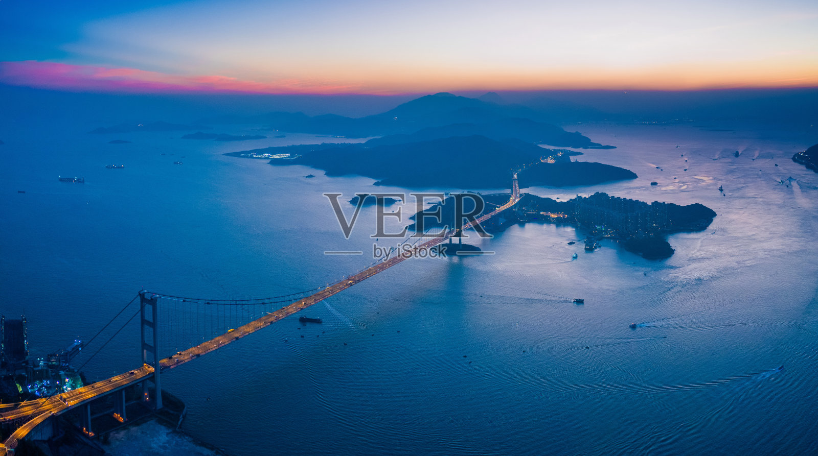 航拍香港著名地标青马桥夜景，夕阳西下照片摄影图片