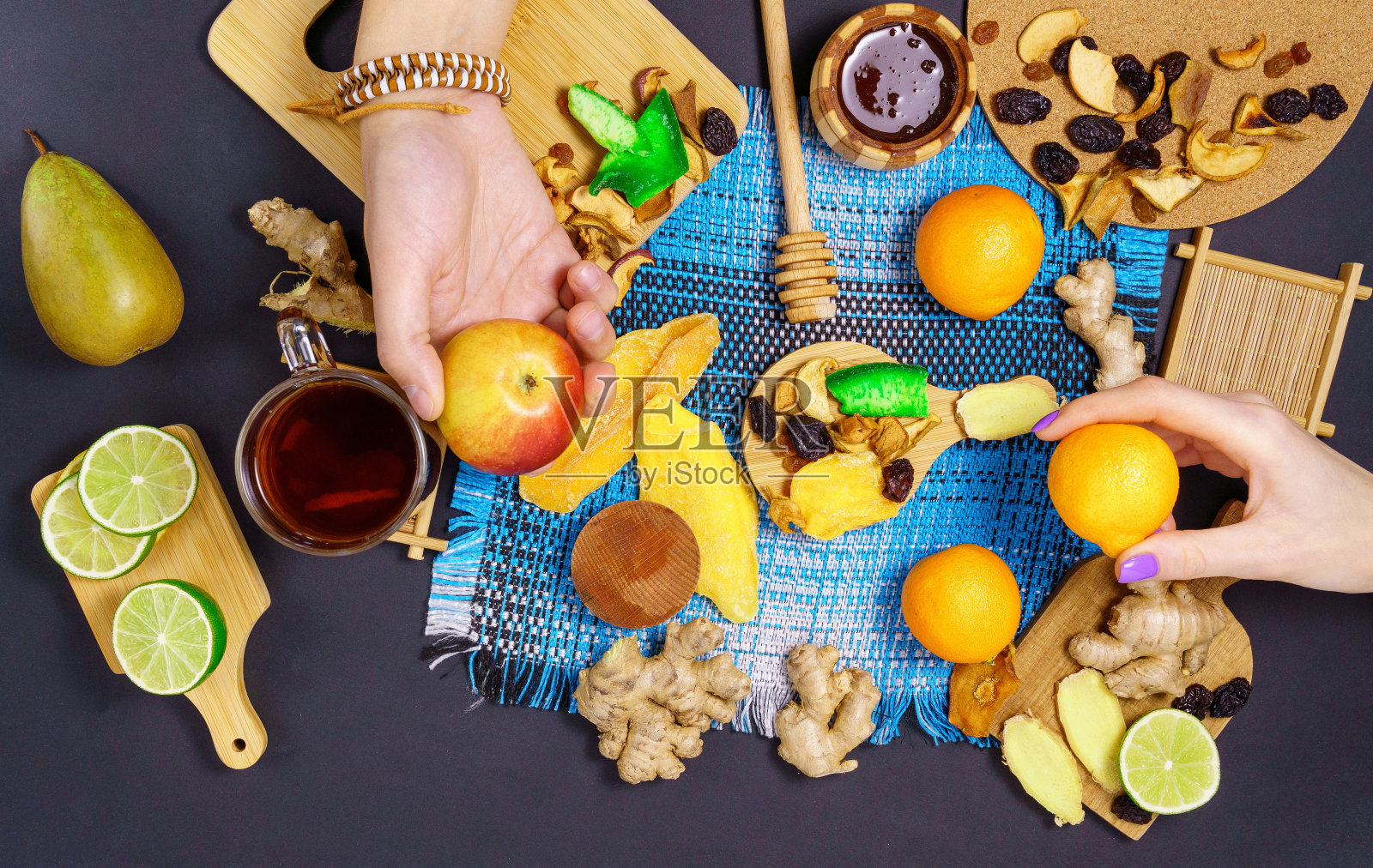 干果芯片。膳食营养。天然健康的休闲食品。水果干片苹果，芒果，西梅干，生姜，酸橙照片摄影图片