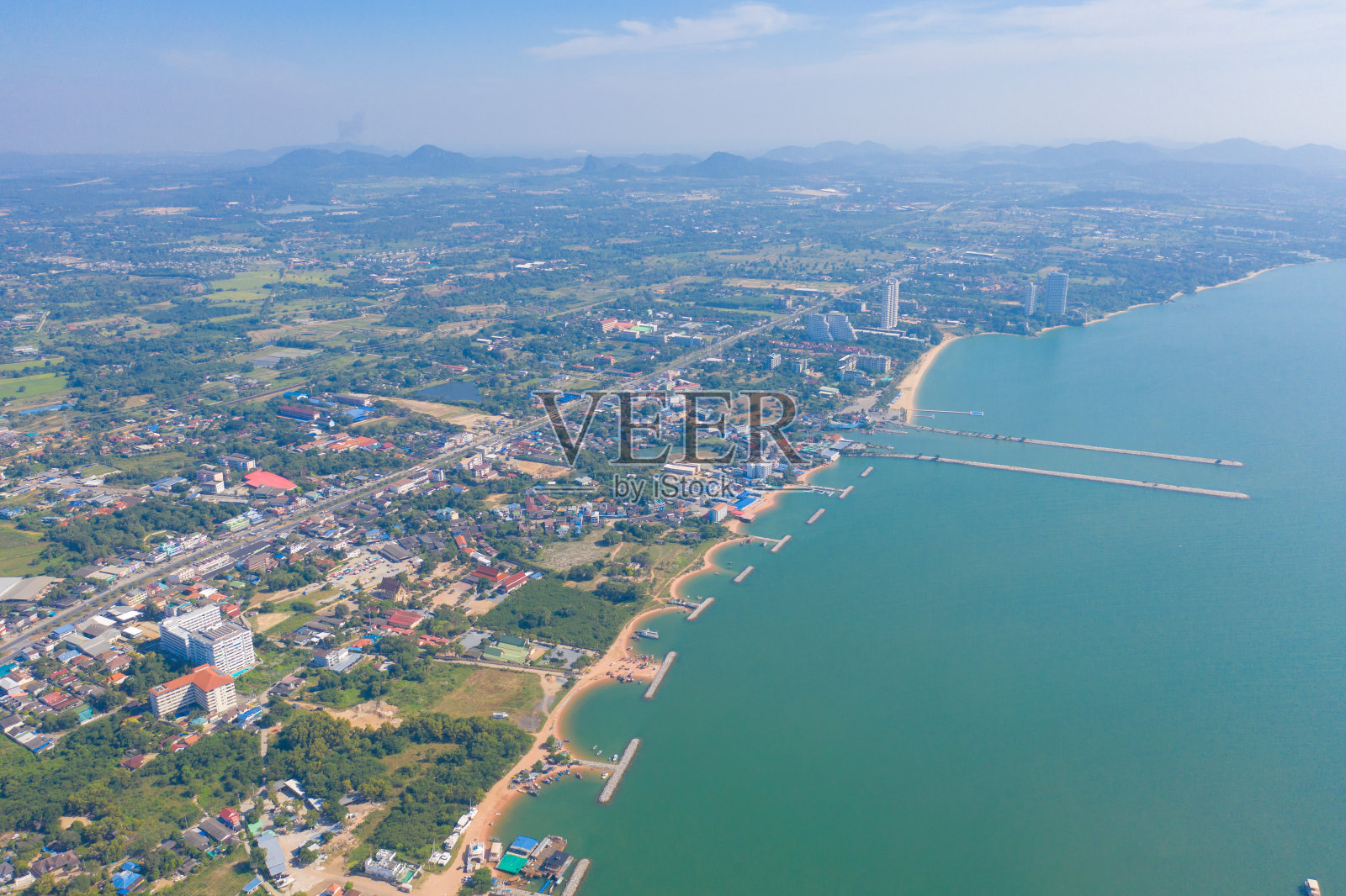 芭堤雅海鸟瞰图，夏季泰国海滩，以蓝天为旅游背景的城市。分布利天际线。照片摄影图片