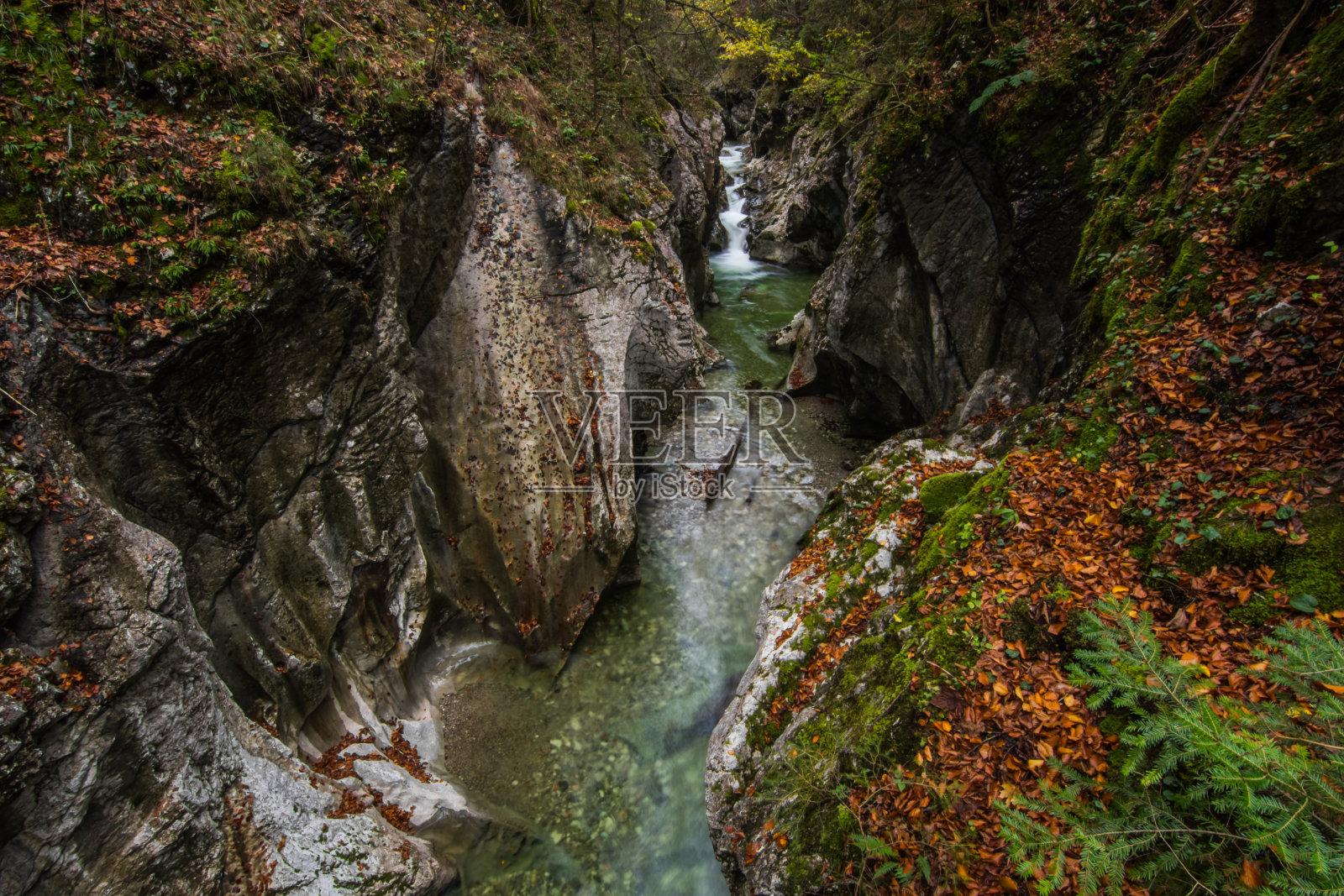 岩石峡谷和冷水，而远足在山上照片摄影图片