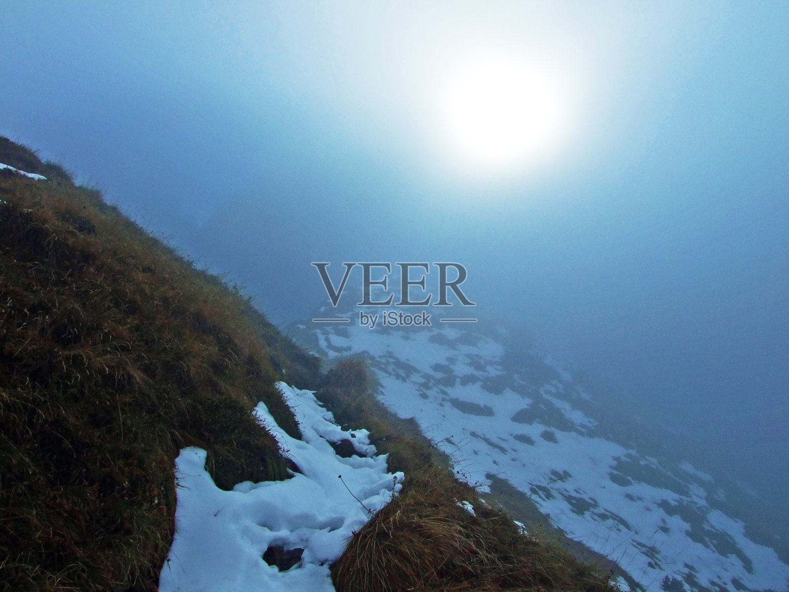 瑞提肯边界山脉或Rätikon Grenzmassiv (oder Raetikon)，瑞士Mainfeld - Grisons州(Graubünden或Graubuenden)，通过雾和云的独特神秘气氛照片摄影图片