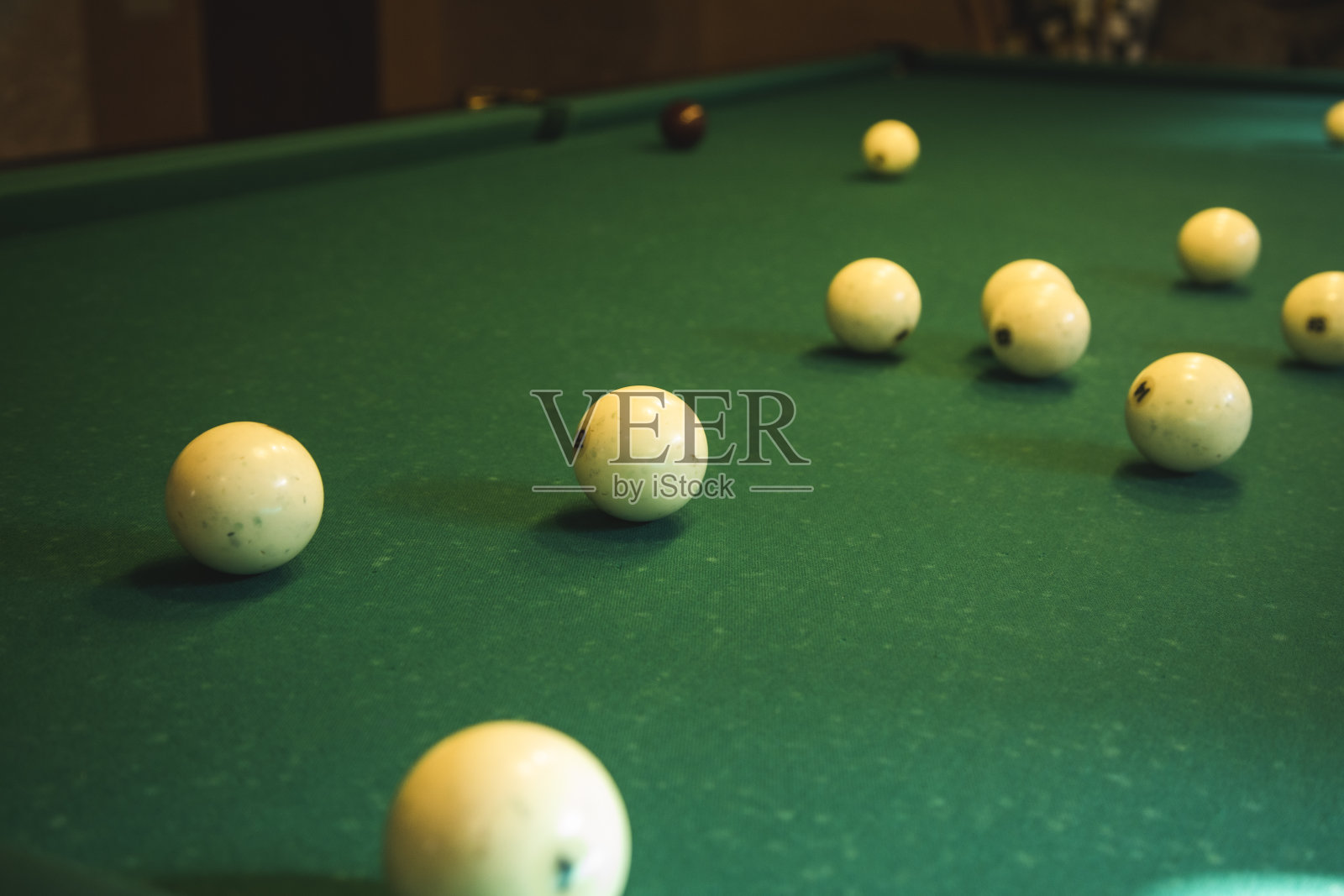 在绿布上玩台球照片摄影图片