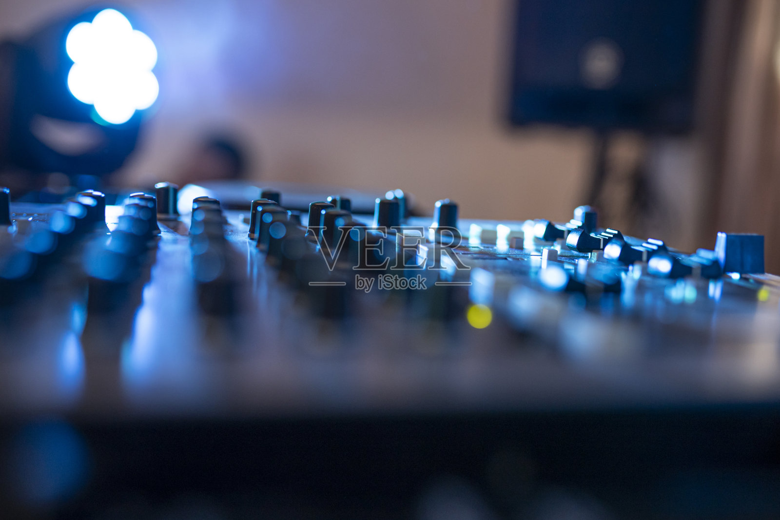 音乐混音DJ设备照片摄影图片