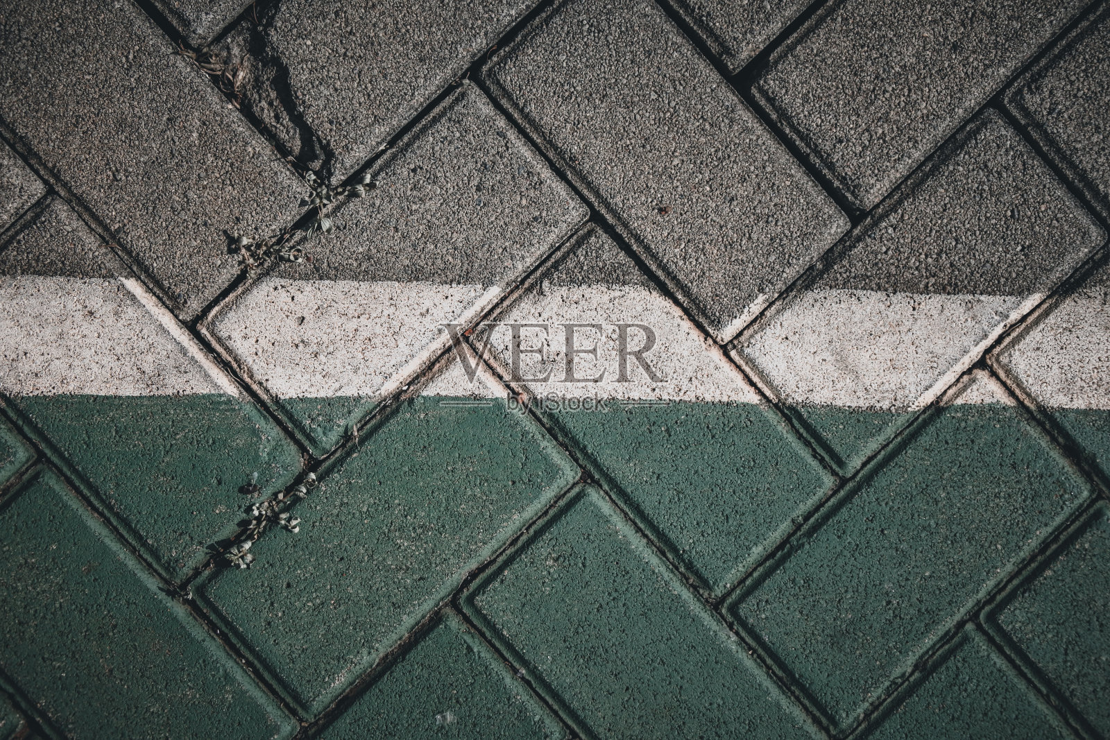 铺装块排列均匀，并涂刷白、绿、灰三种不同颜色照片摄影图片