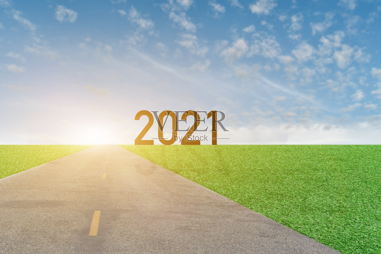 空旷的柏油路通往2021年，日落和蓝天背景。照片摄影图片