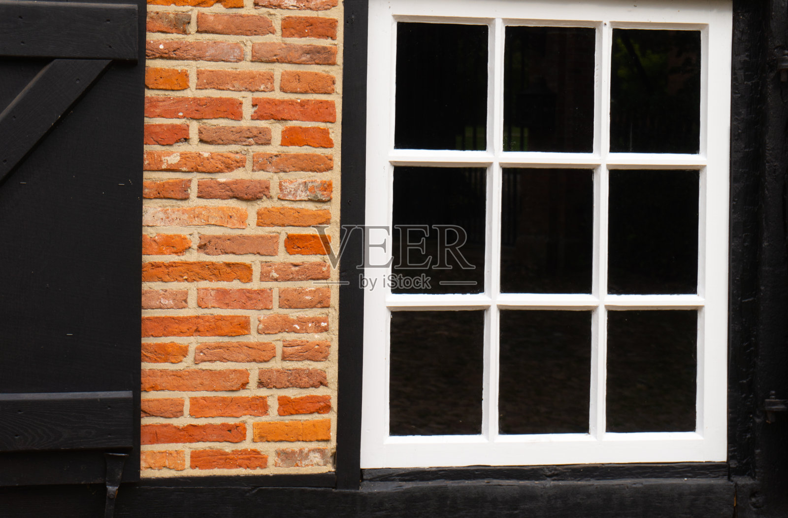 黑白油漆的窗户和红砖照片摄影图片