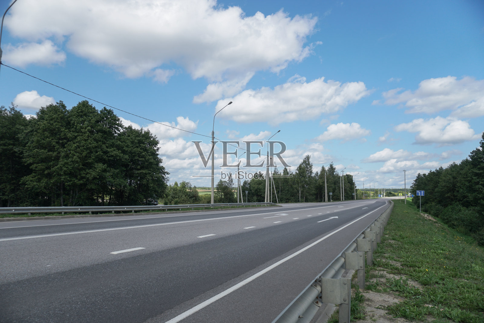 在森林和田野之间的柏油路。一次美丽的驾车旅行。自然资源图片背景照片摄影图片