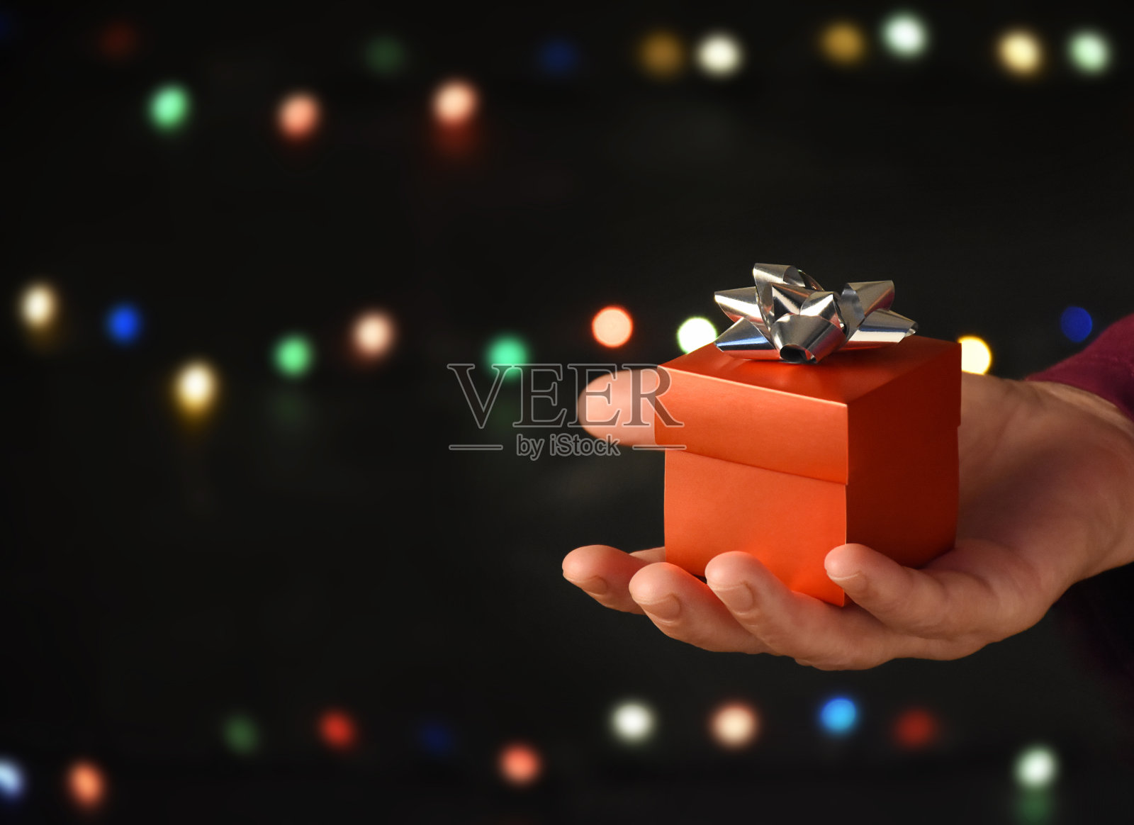 女性手送红色礼品盒照片摄影图片