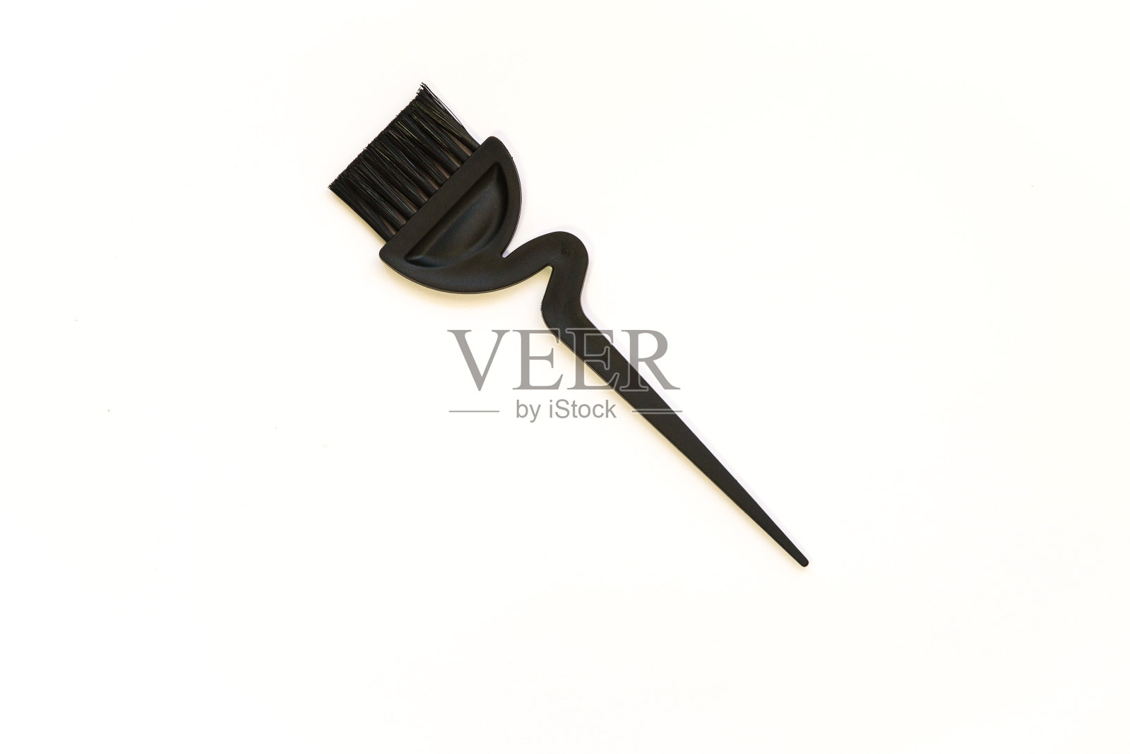 黑色刷子-发廊用的染发刷子，白色背景。照片摄影图片