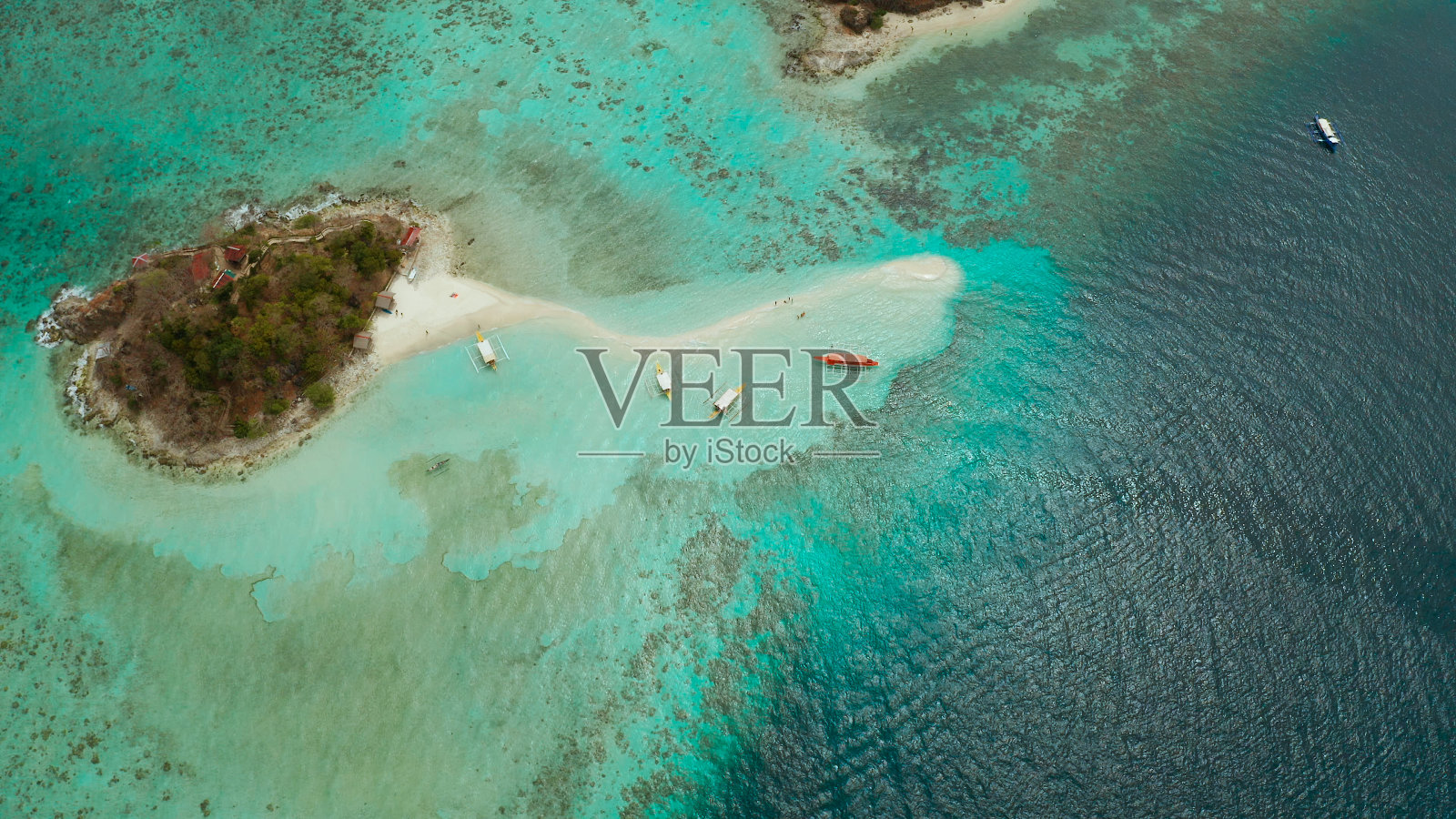 带有白色沙滩的热带小岛，俯视图照片摄影图片