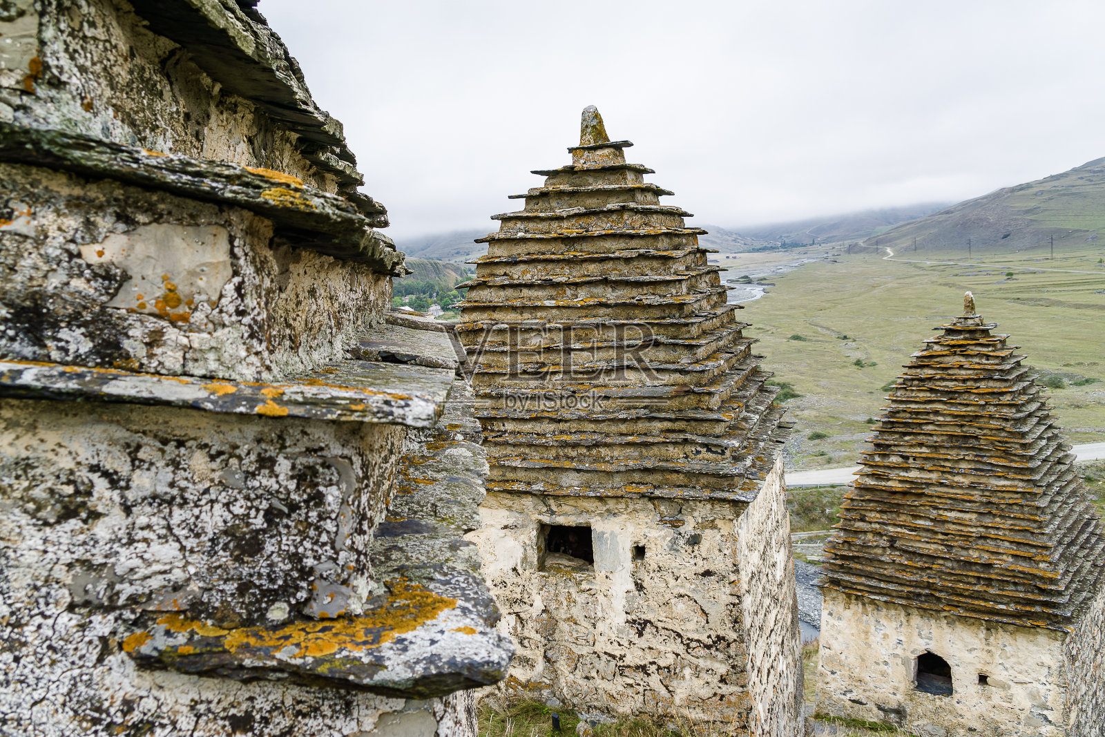 俄罗斯北高加索地区北奥塞梯阿拉尼亚的达尔加夫斯村古老的阿拉尼亚墓地(死亡之城)阴云密布照片摄影图片