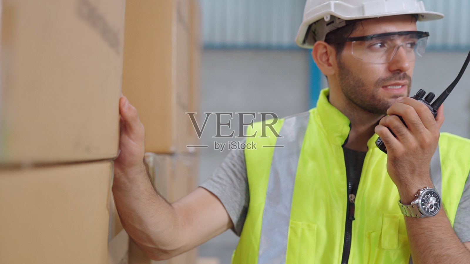 专业货运工人通过便携式无线电与另一名工人联系照片摄影图片