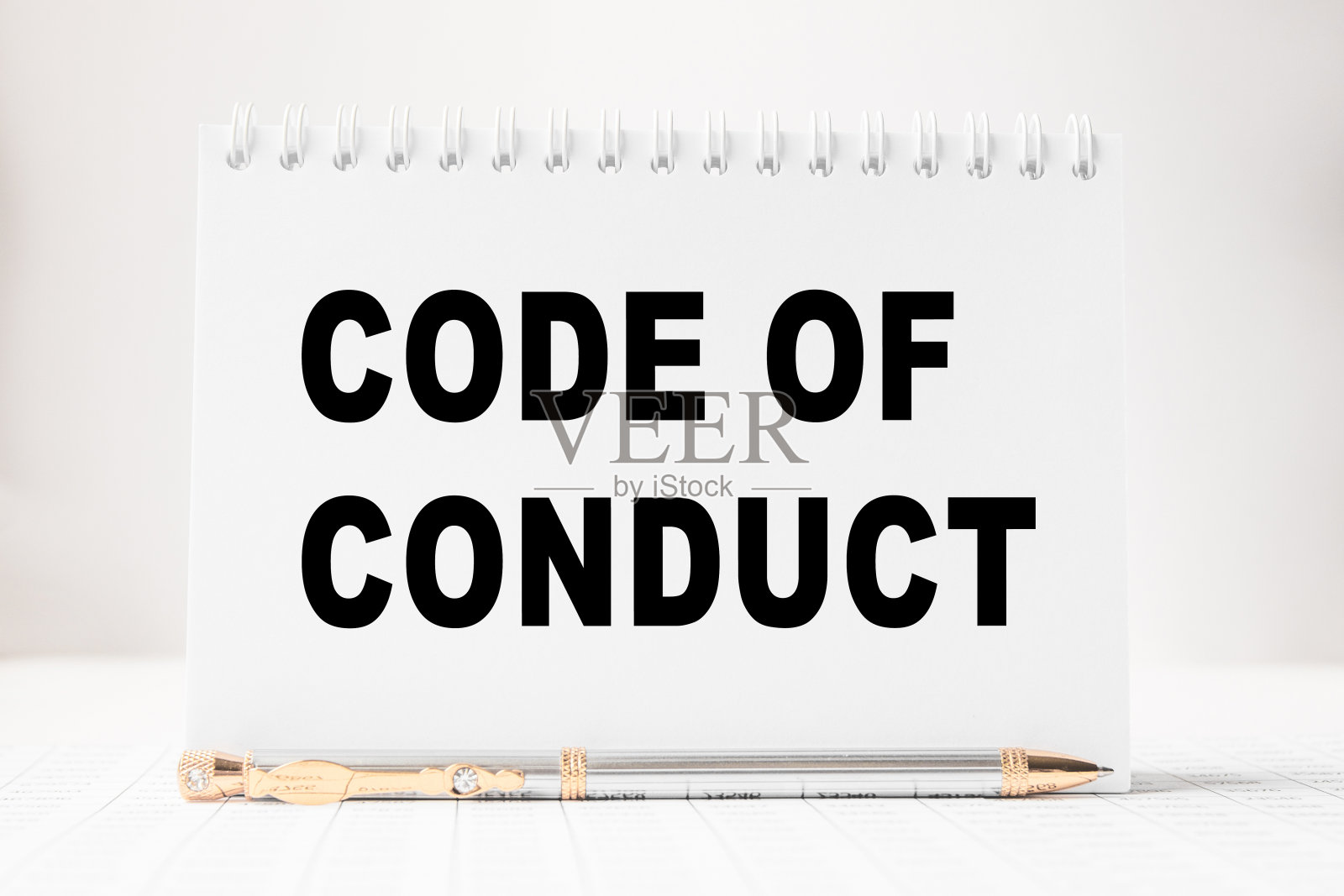 白色背景上写着行为准则的记事本。经营理念。照片摄影图片